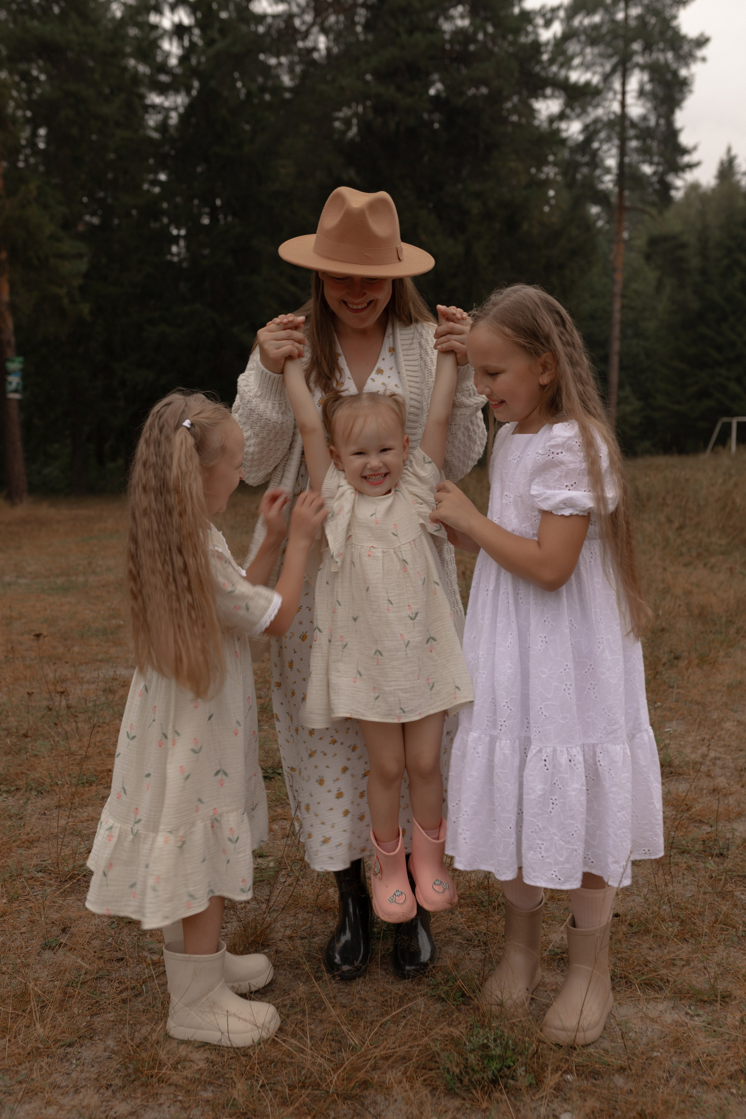 Мама Алина, Маша, Дина и Анечка. Фотограф Татьяна Семенова