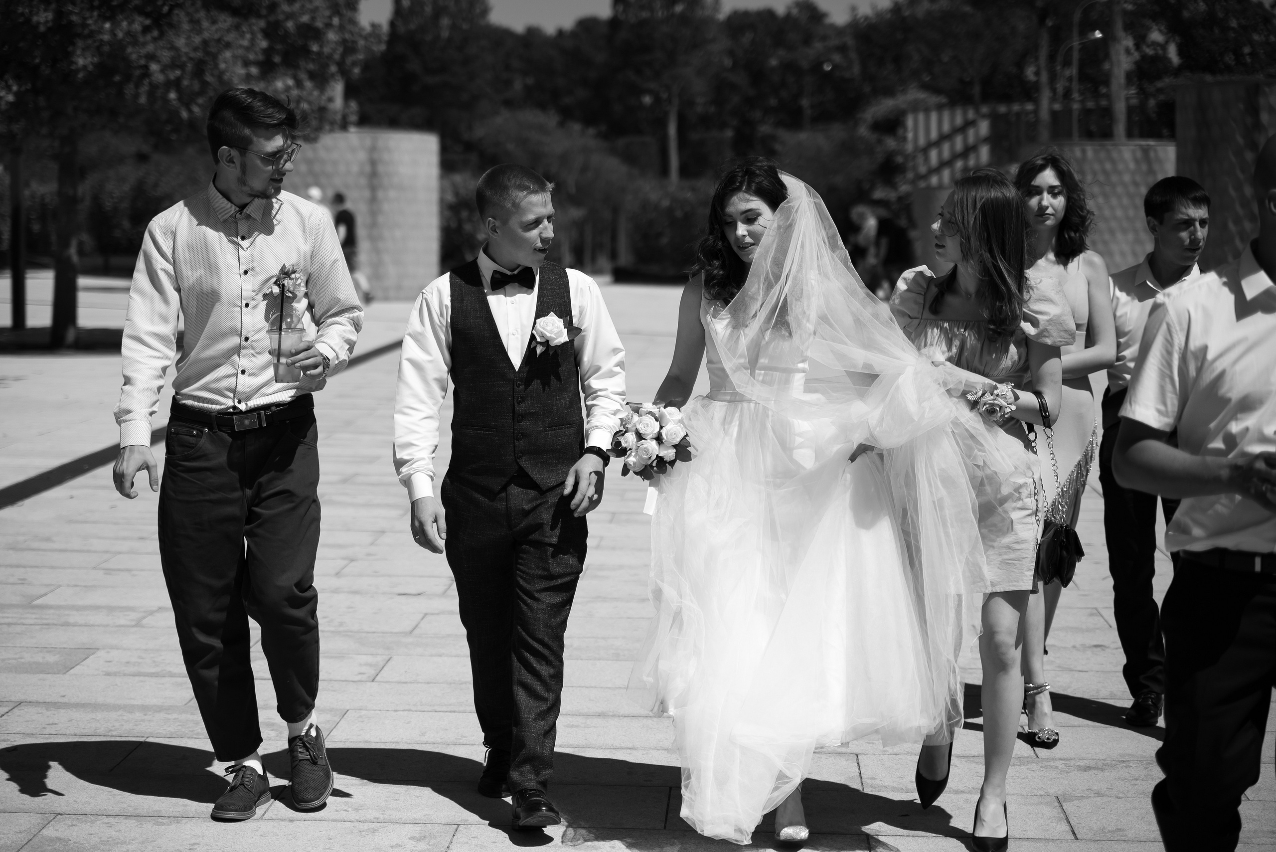 Жених и невеста идут по парку Галицкого. 