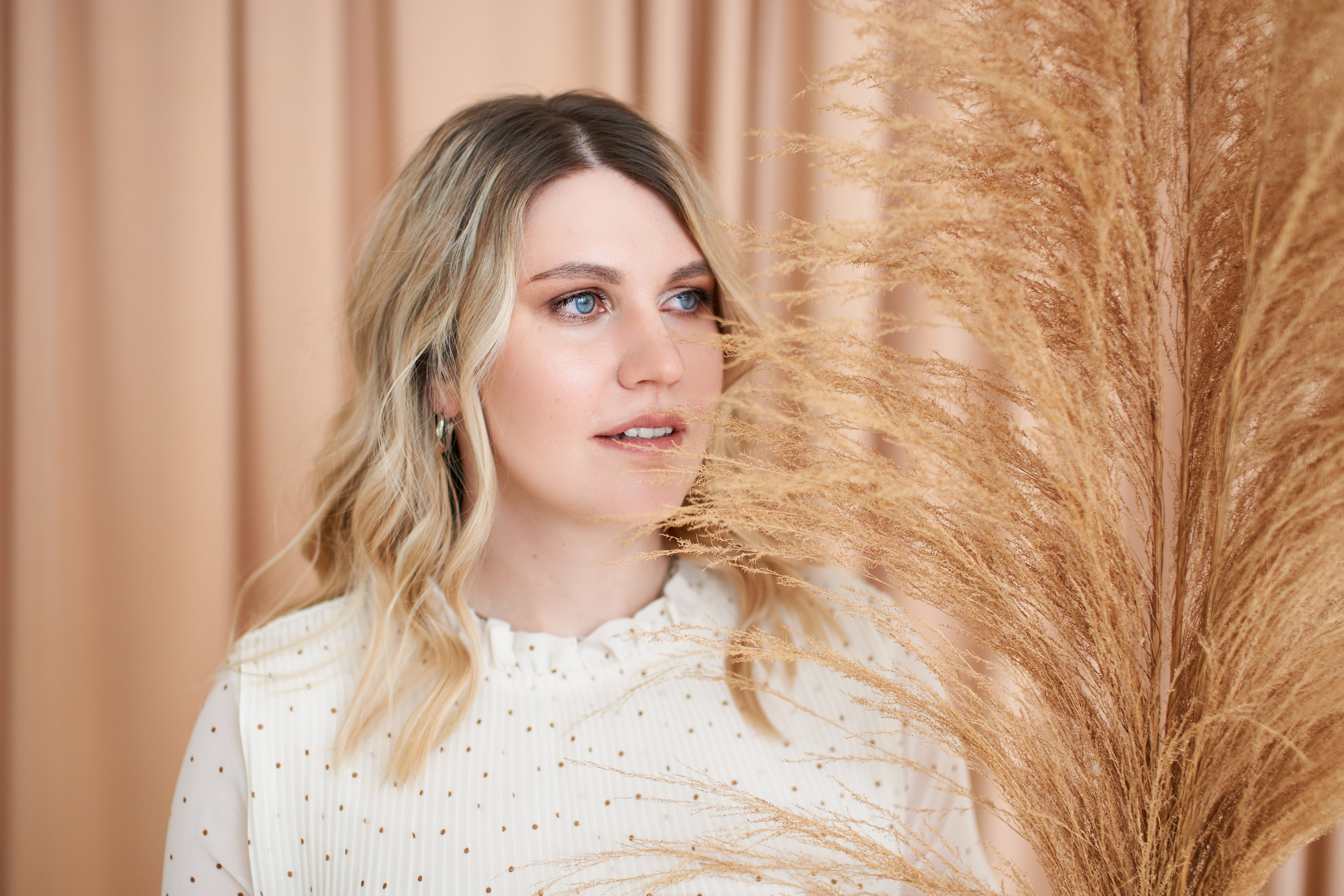 Портреты для Татьяны в студии с минималистичным дизайном. Репортажный и женский фотограф в Новосибирске