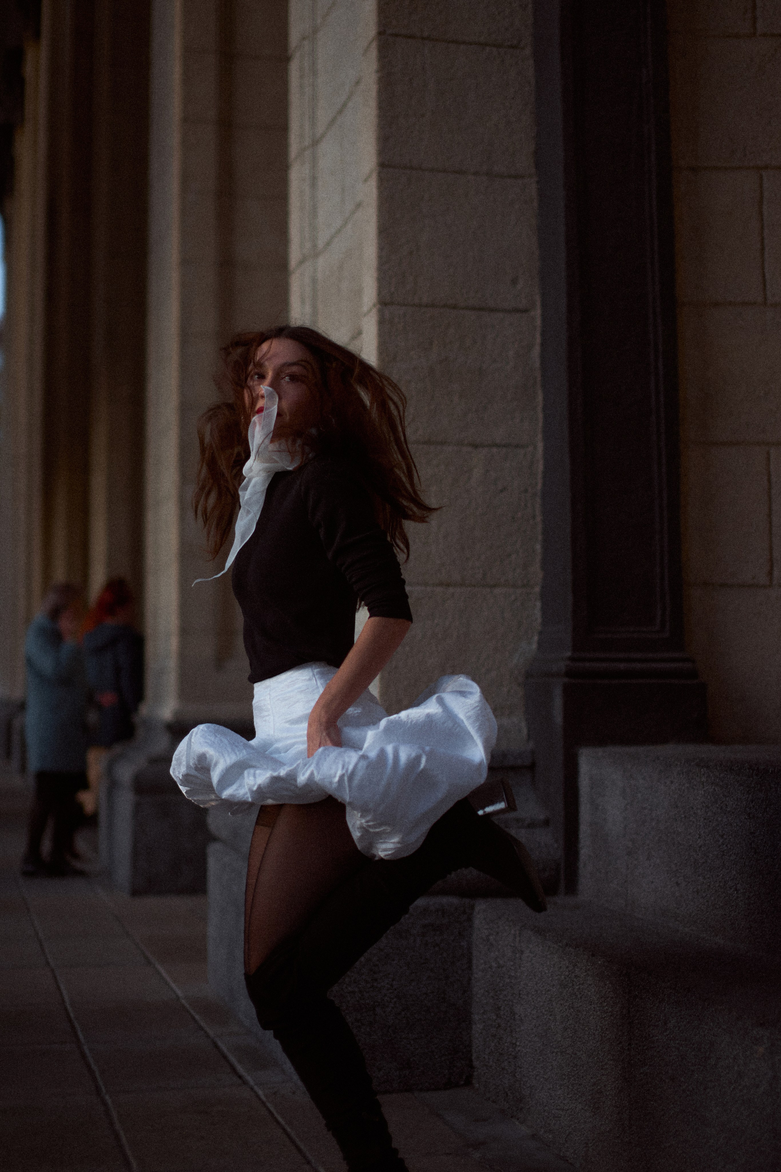 Осенняя фотосессия возле театра для Татьяны. Репортажный и женский фотограф в Новосибирске