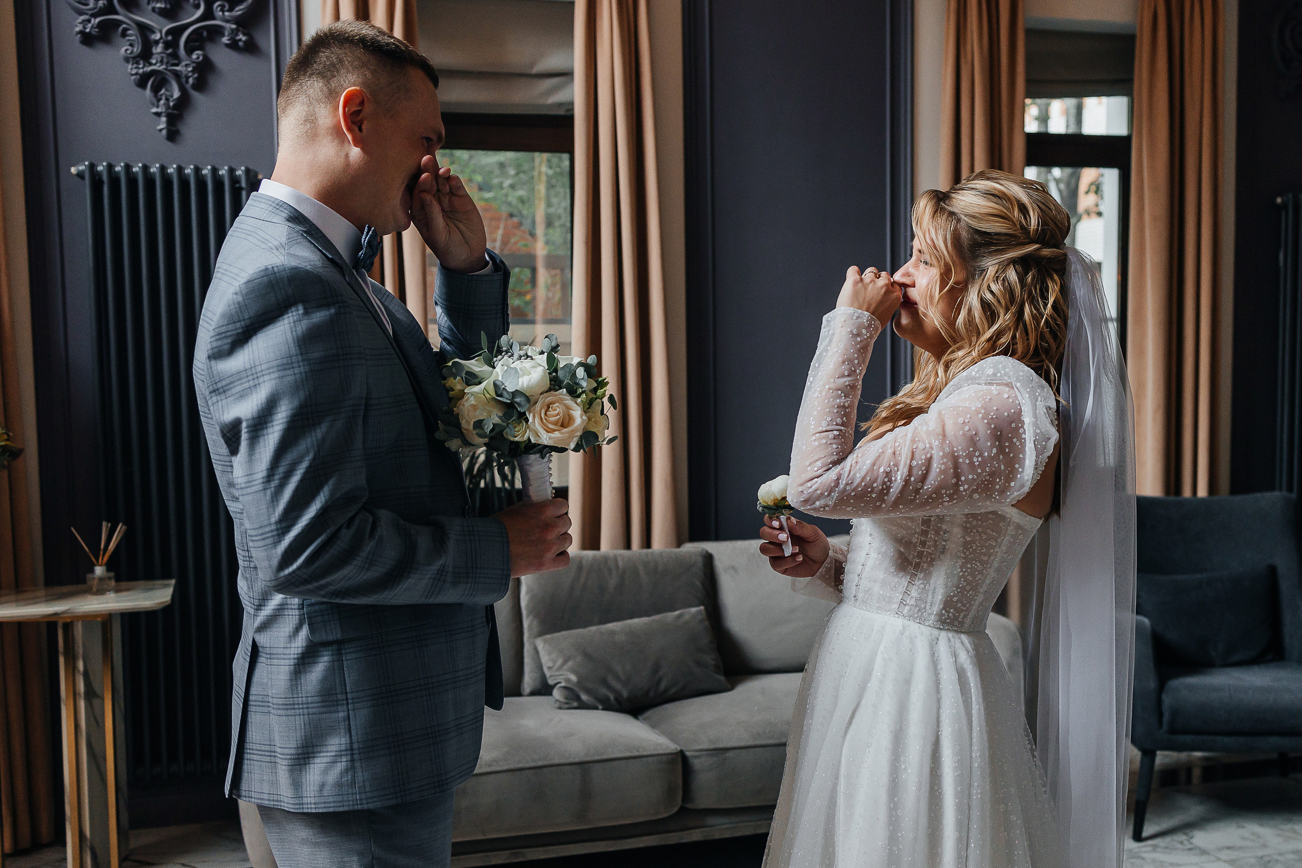 Трогательная выездная церемония в уютном дворике отеля. Олег Сверчков | Свадебный фотограф Вологда