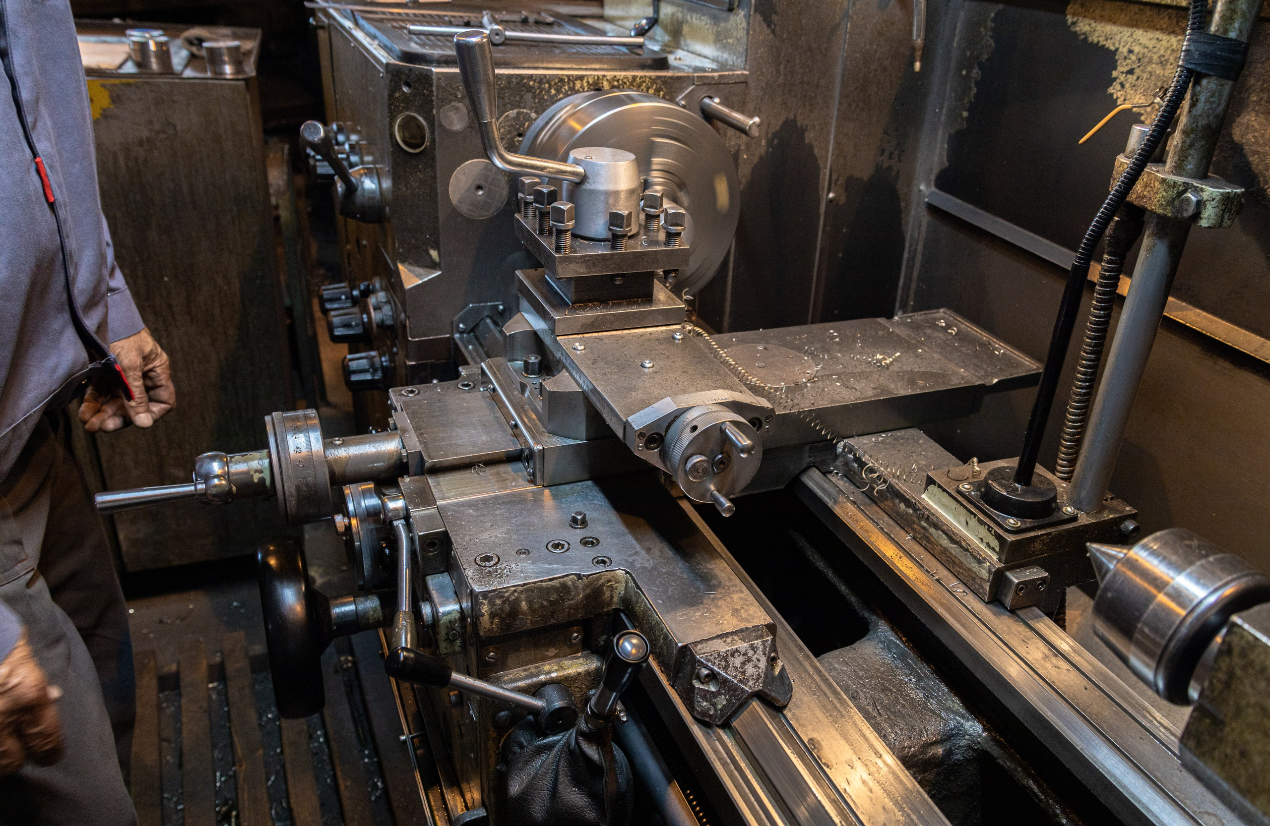 "Промышленная фотосъёмка производственного процесса: сварка, сборка, упаковка."