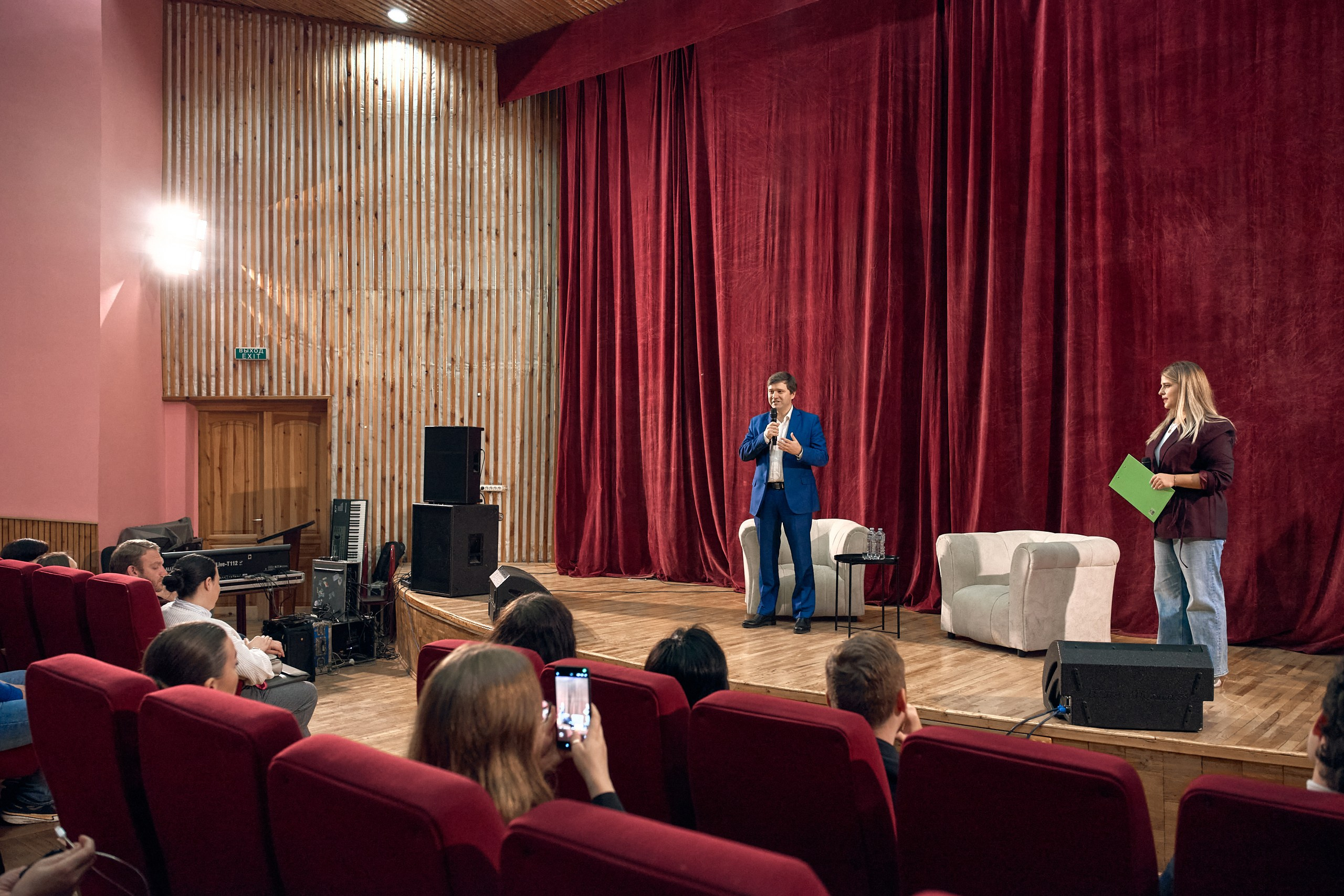 Встреча в издательстве «Наука». Контент-фотограф в Москве Тима Забабурин