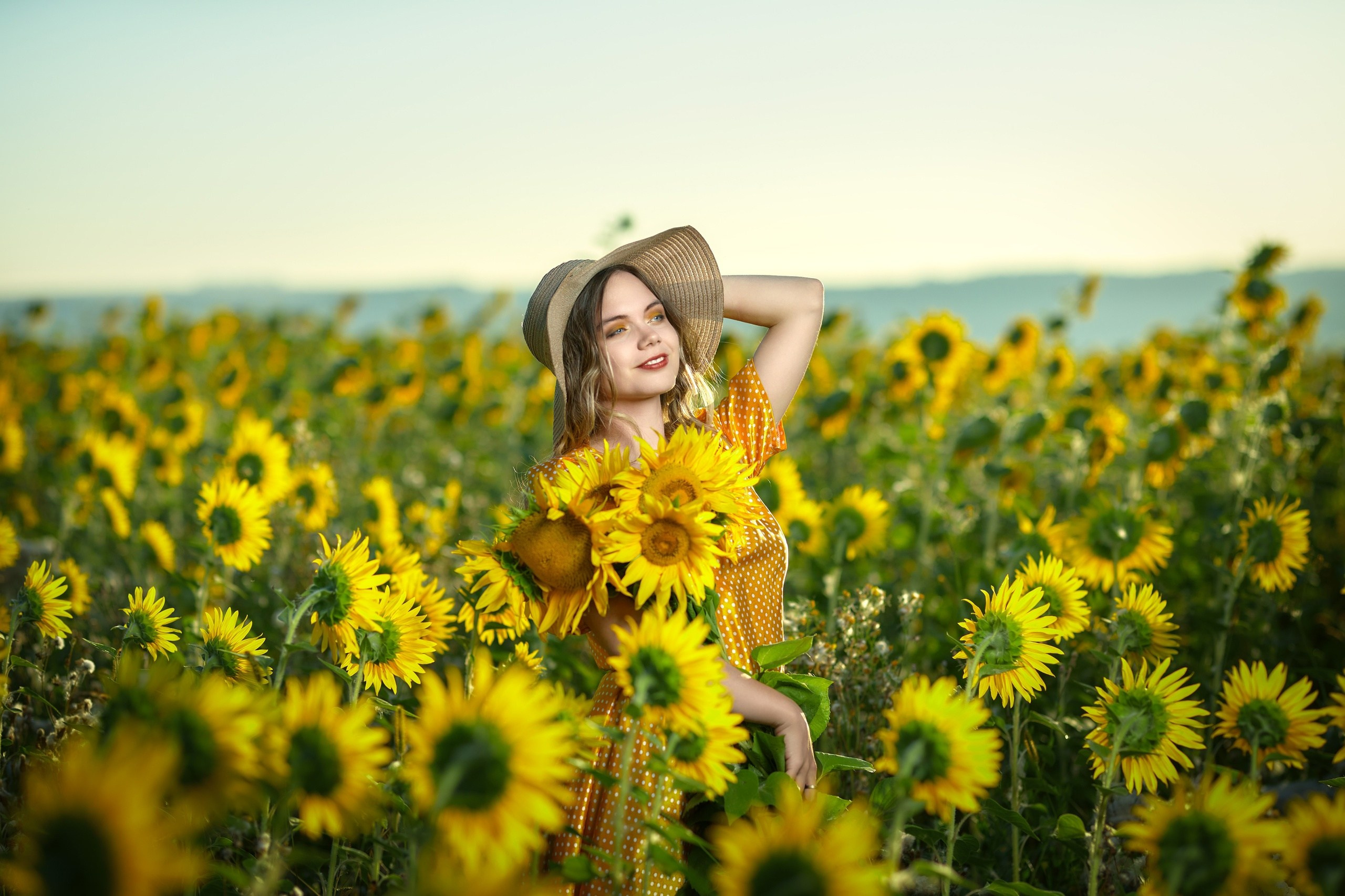 девушка в цветущих подсолнухах в платье