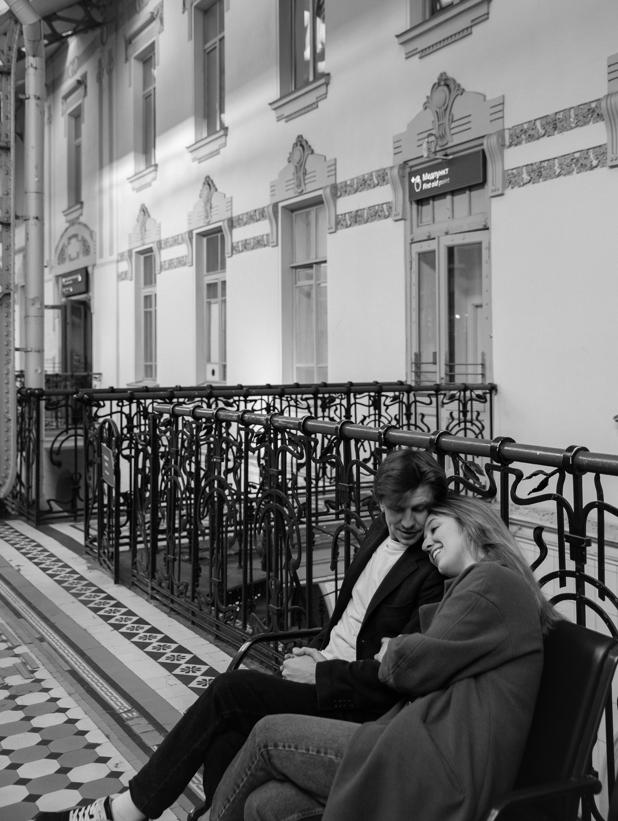 Пара сидит на скамейке, наслаждаясь моментом вместе