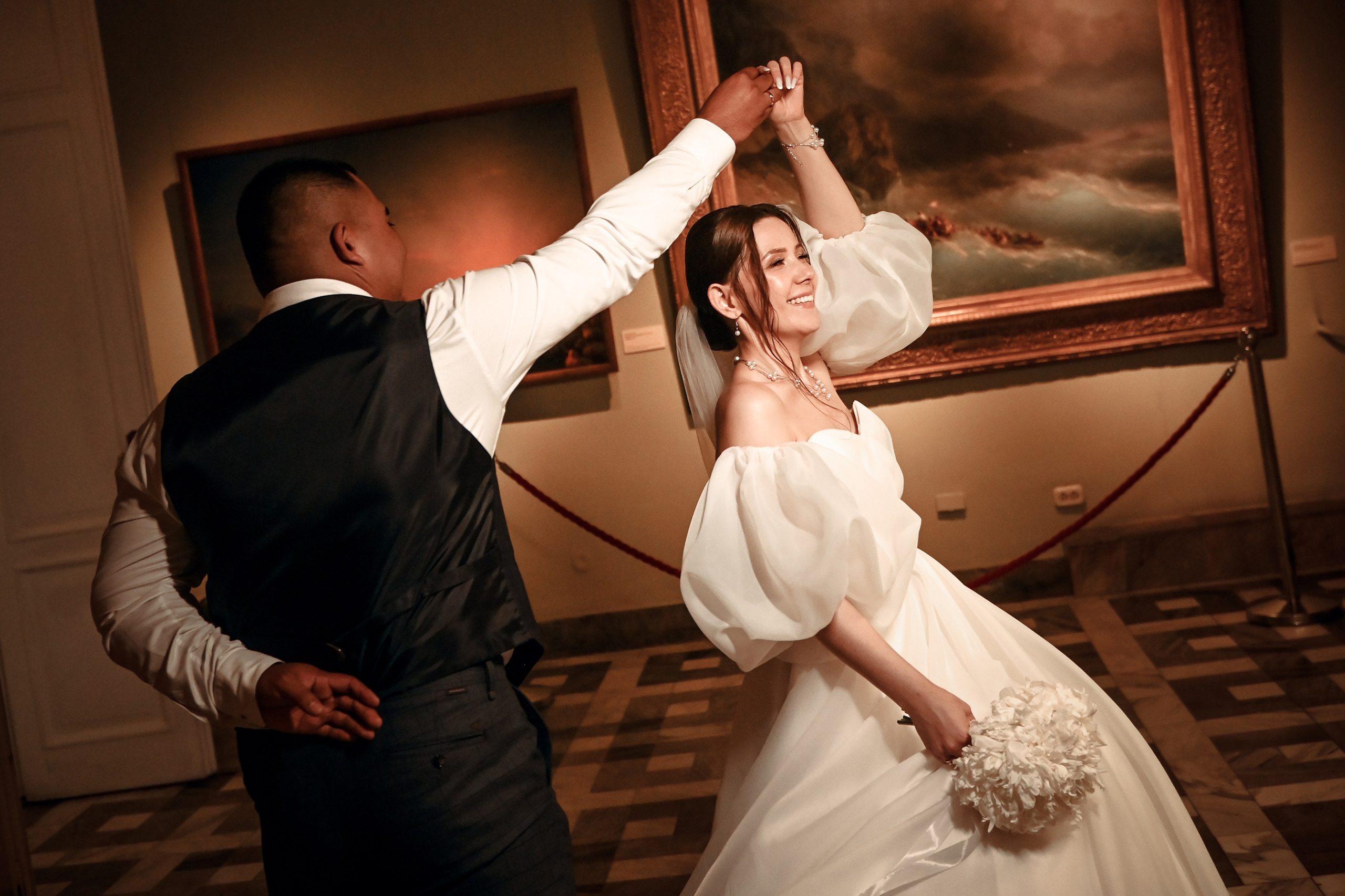 Небольшая свадебная серия в музее и прогулкой под дождем Эльмиры и Ризата. Свадебный, семейный, детский, контент фотограф в Омске Максим Ильин