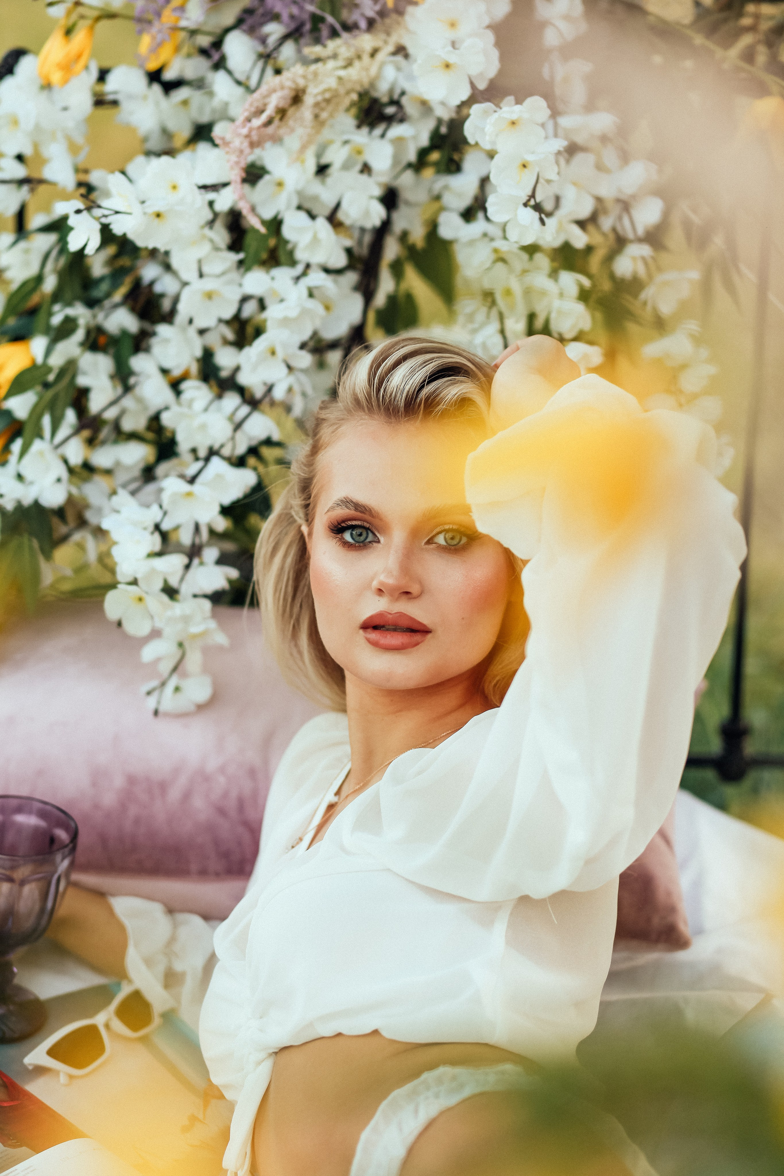 утро очень красивая невеста блондинка цветы природа лето декор дерево кровать бокал