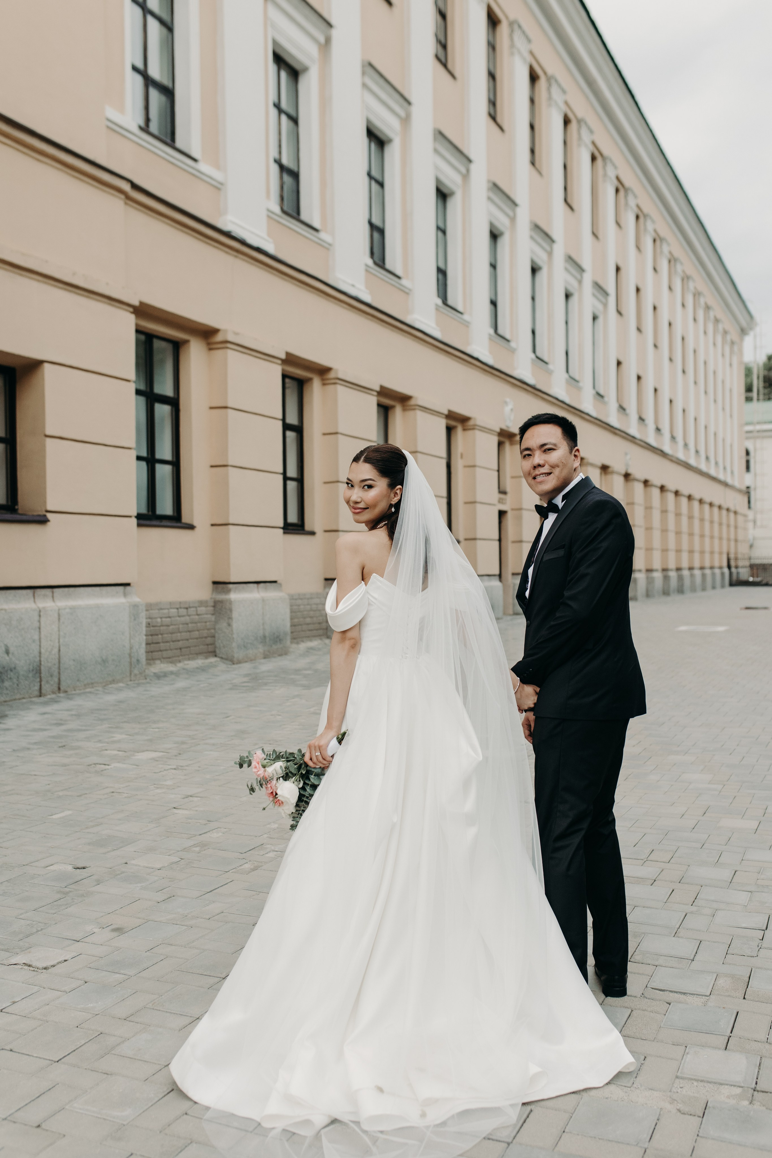 Прогулка и два бокала игристого…. Свадебный и семейный фотограф в Алматы Laura Dosmann