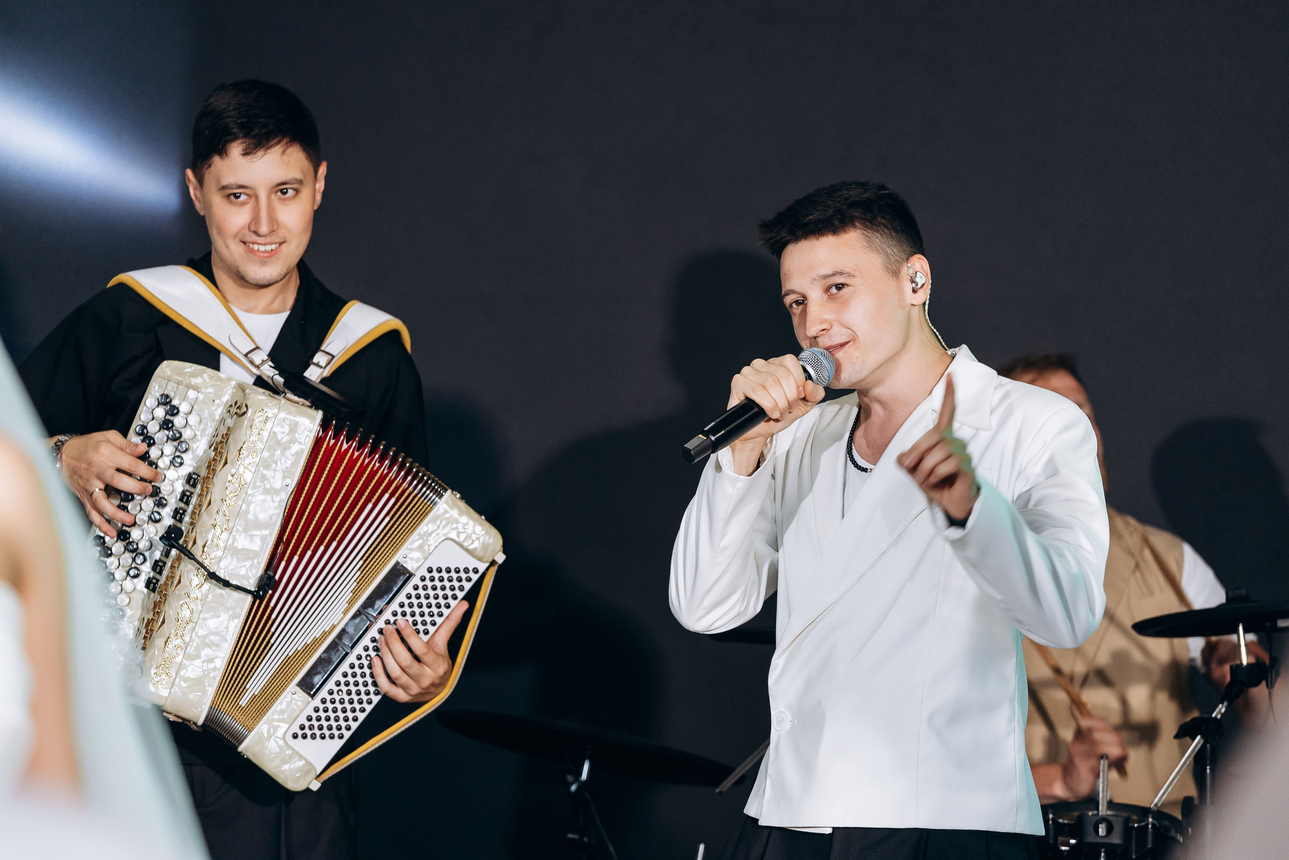 свадебный банкет в Казани.  Татарская кавер-группа MINGAZOV. Площадка Веранда Лес. Свадебный фотограф Казань