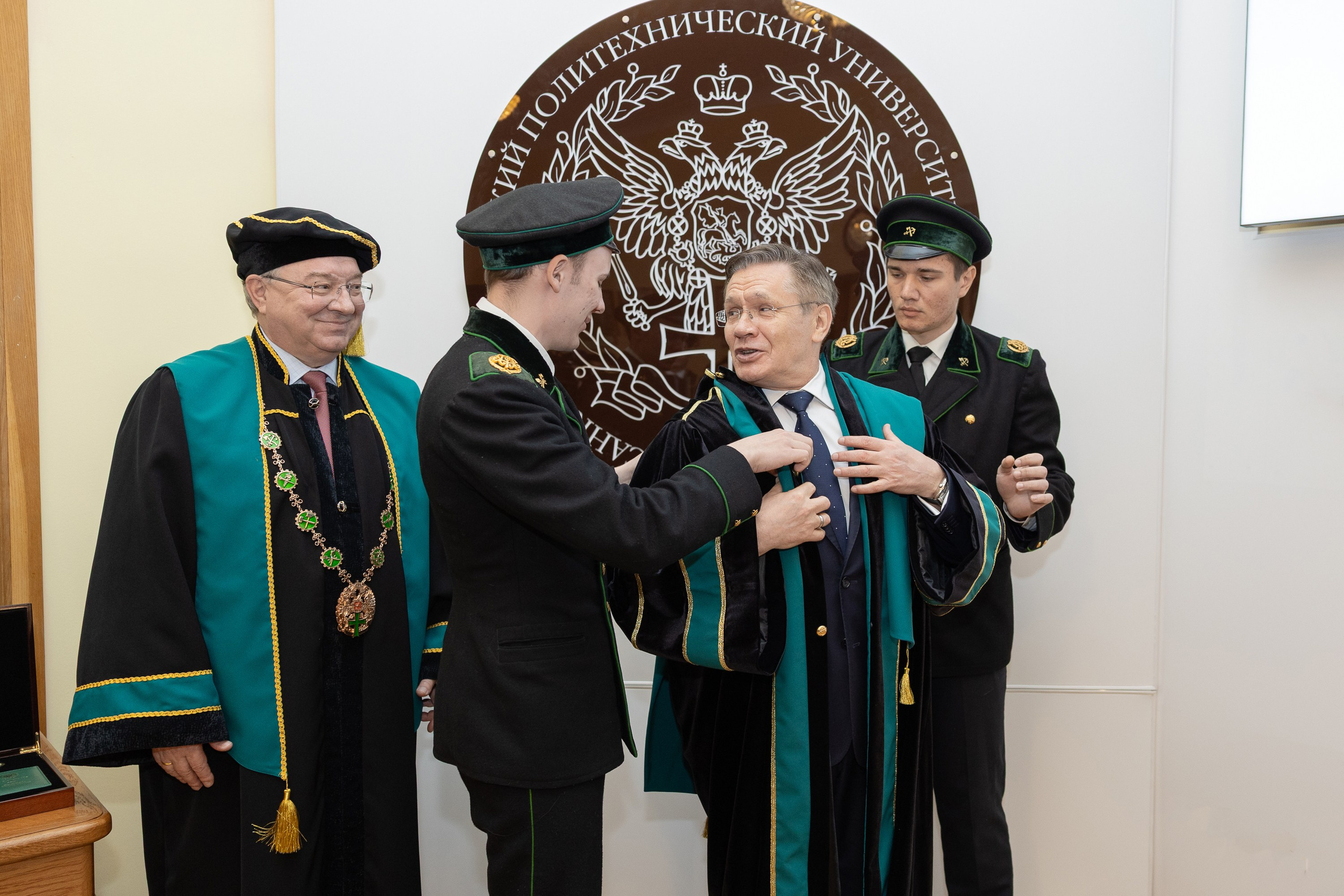 Вручение мантии Алексею Лихачёву. Cup of Bib