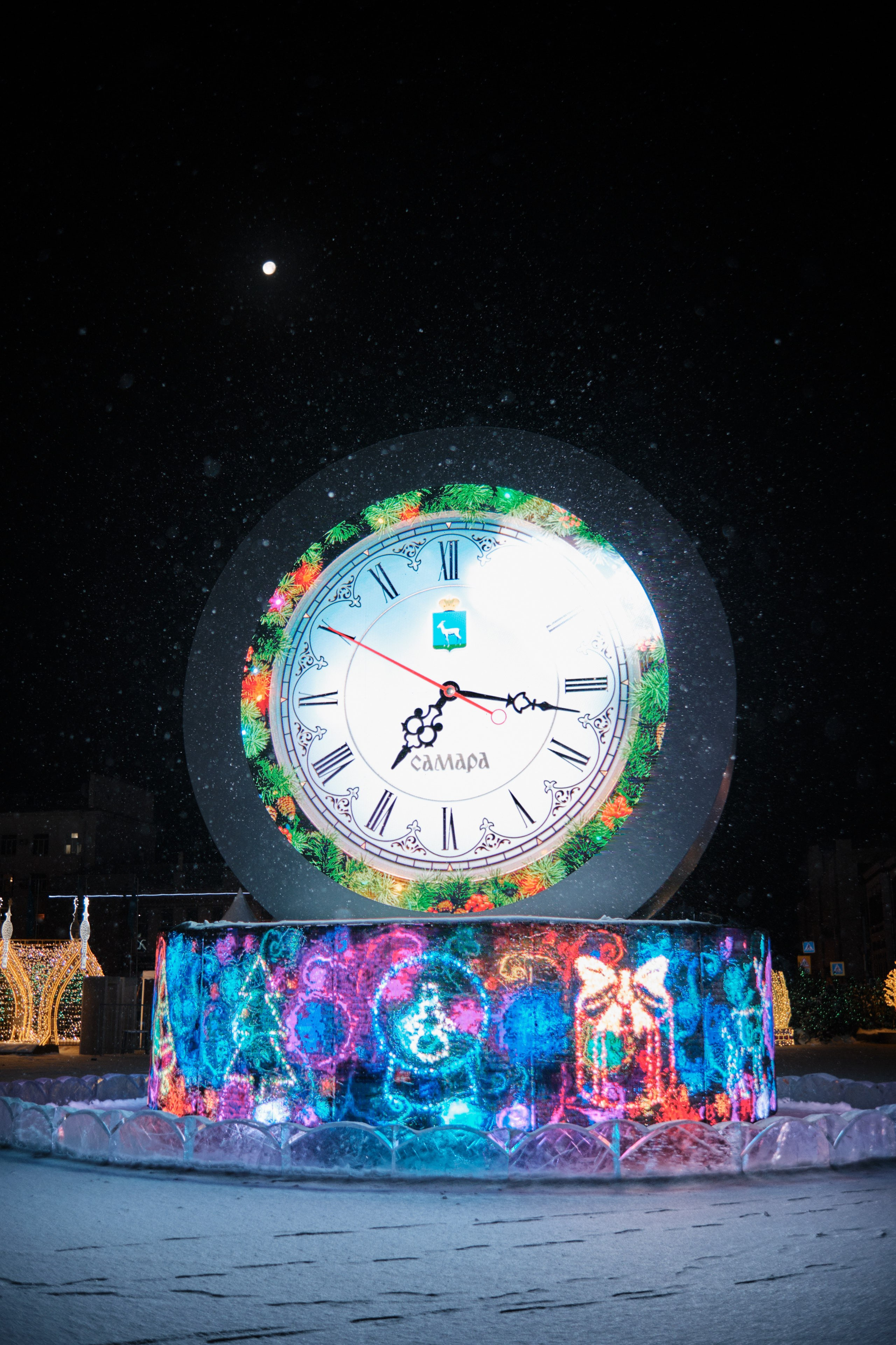 Сказочная зимняя ночь на Площади Куйбышева с праздничной иллюминацией. Часы.