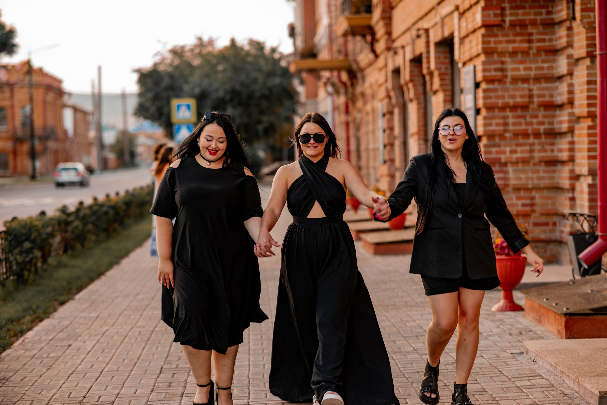 Летняя фотосессия в Минусинске около дома Вильнера: женственность в деталях. Семейный и свадебный фотограф в Абакане Юлия Су