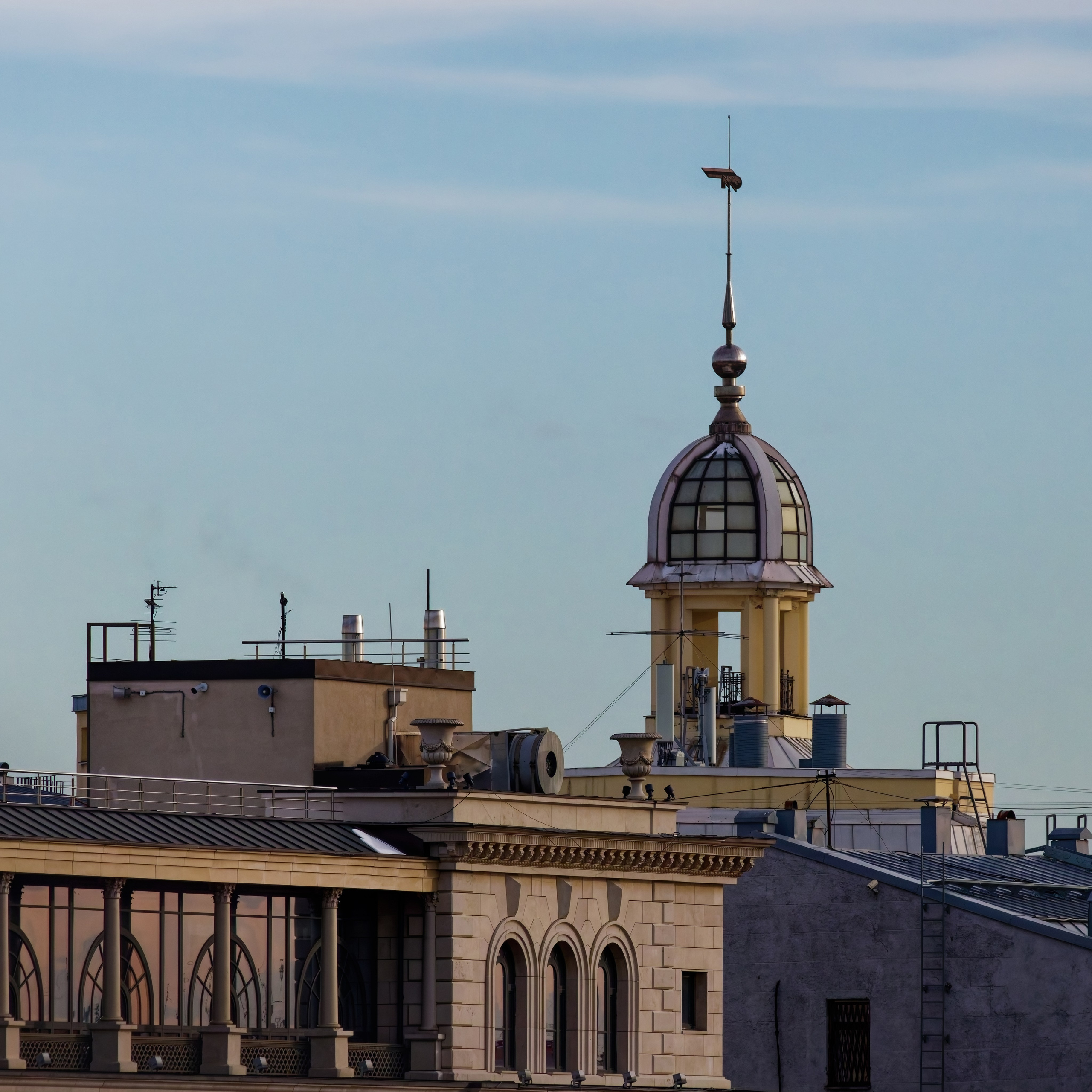 Вид со смотровой площадки музея Карла Буллы на бельведер на здании Общества Московско-Виндаво-Рыбинской железной дороги (ОЖД) на площади Островского в центре Санкт-Петербурга