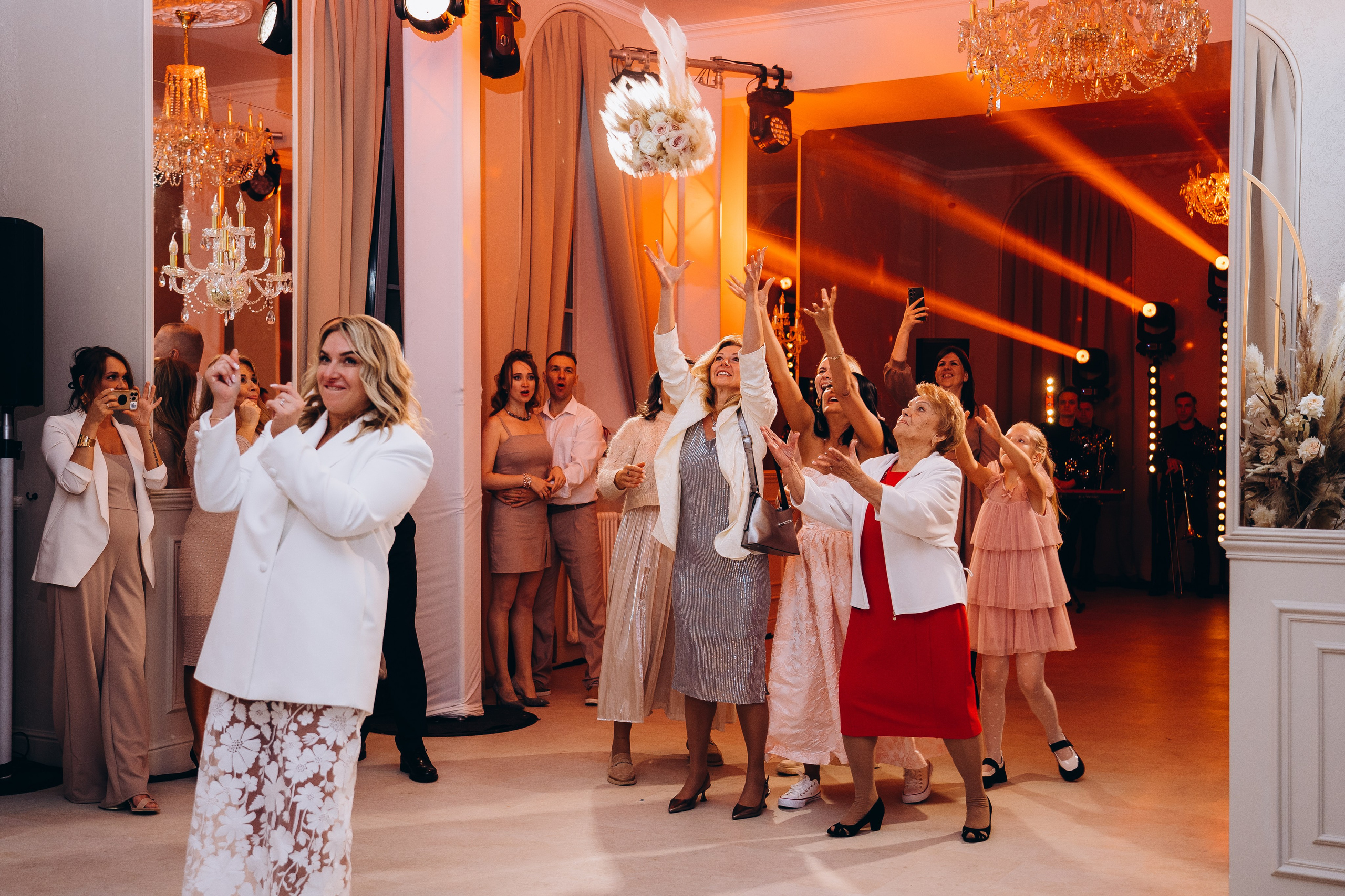 Веселые гости танцуют на свадебном банкете — репортажная съемка свадебных мероприятий в Москве с живыми эмоциями.