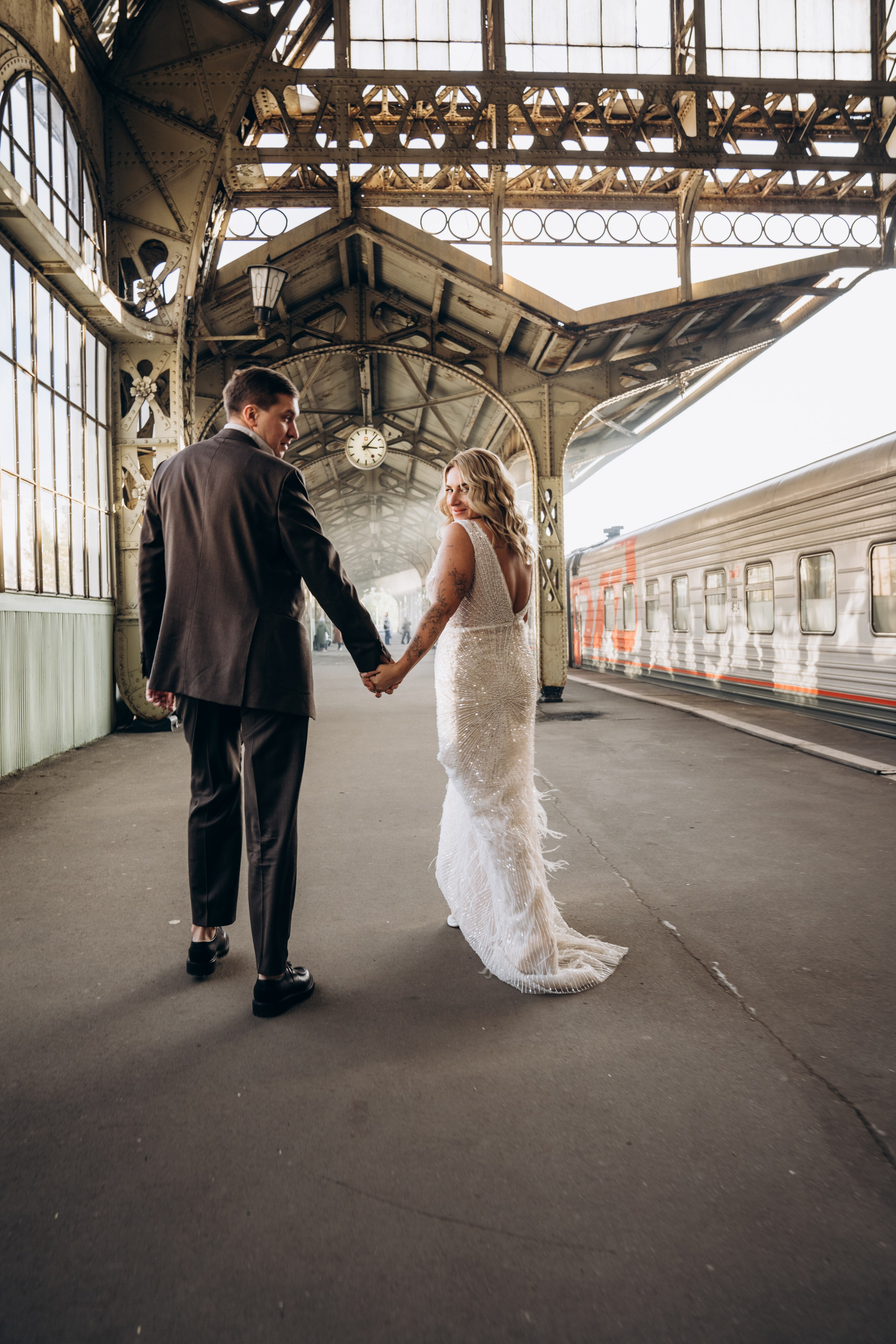 Невеста идет по аллее парка — профессиональная съемка свадебных портретов на открытом воздухе в Москве.