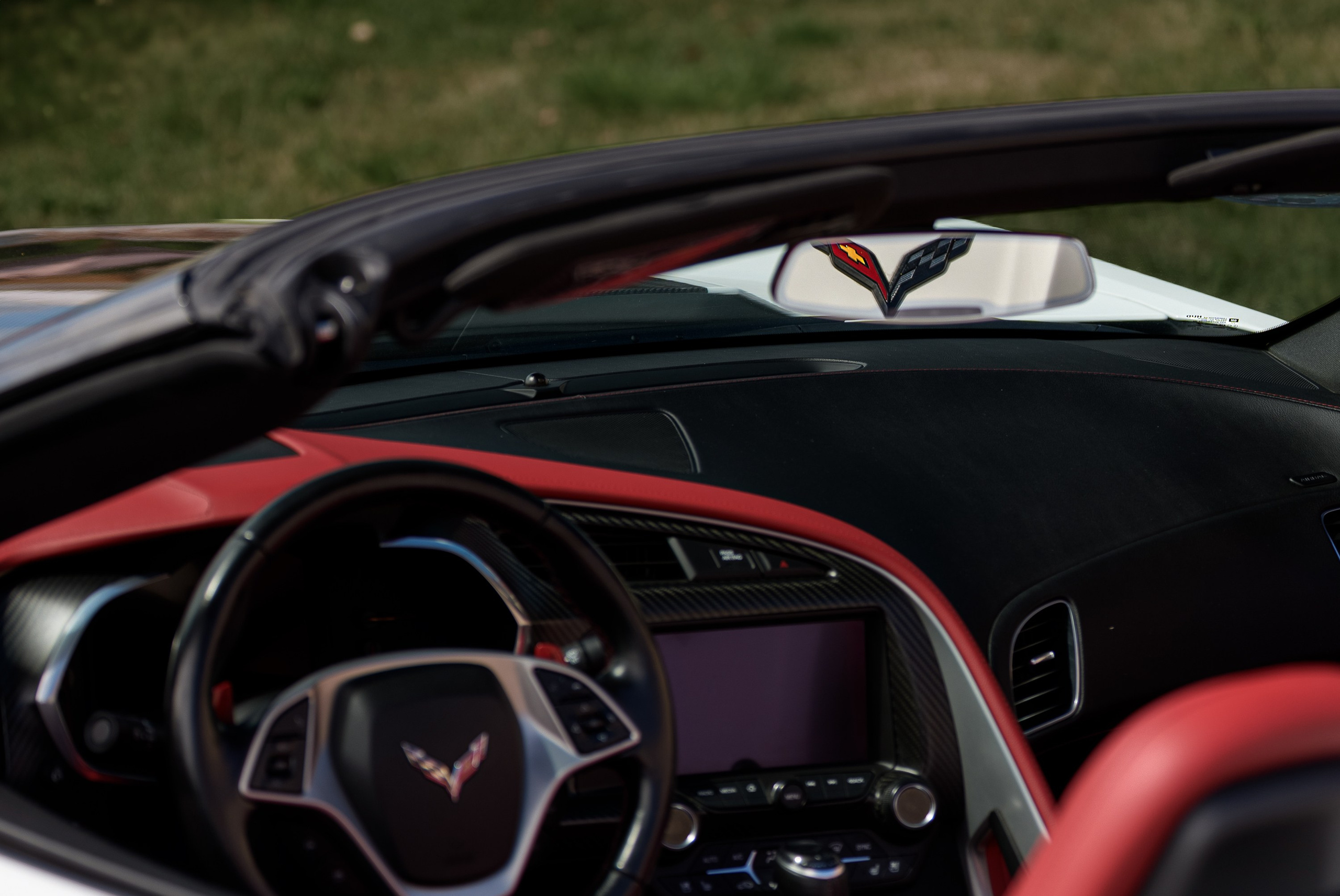 Интерьер Chevrolet Corvette C7 Convertible с красными сиденьями