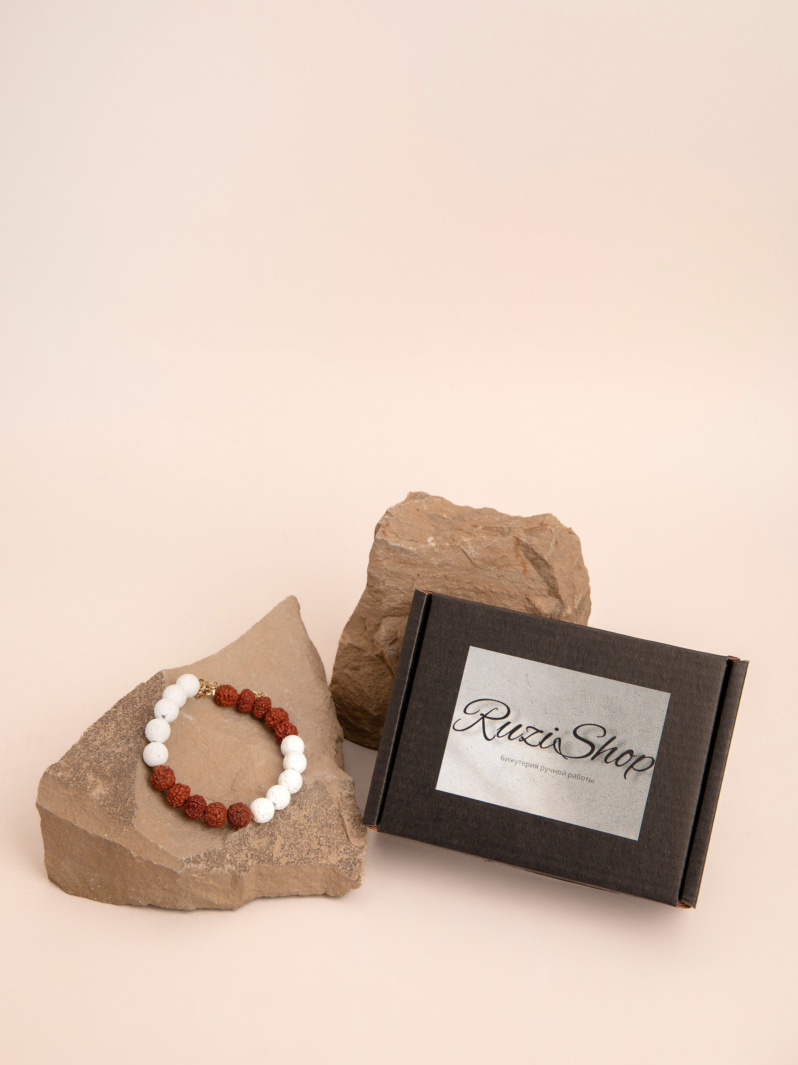 Браслеты ручной работы. Фотостудия предметной и модельной съёмки для маркетплейсов