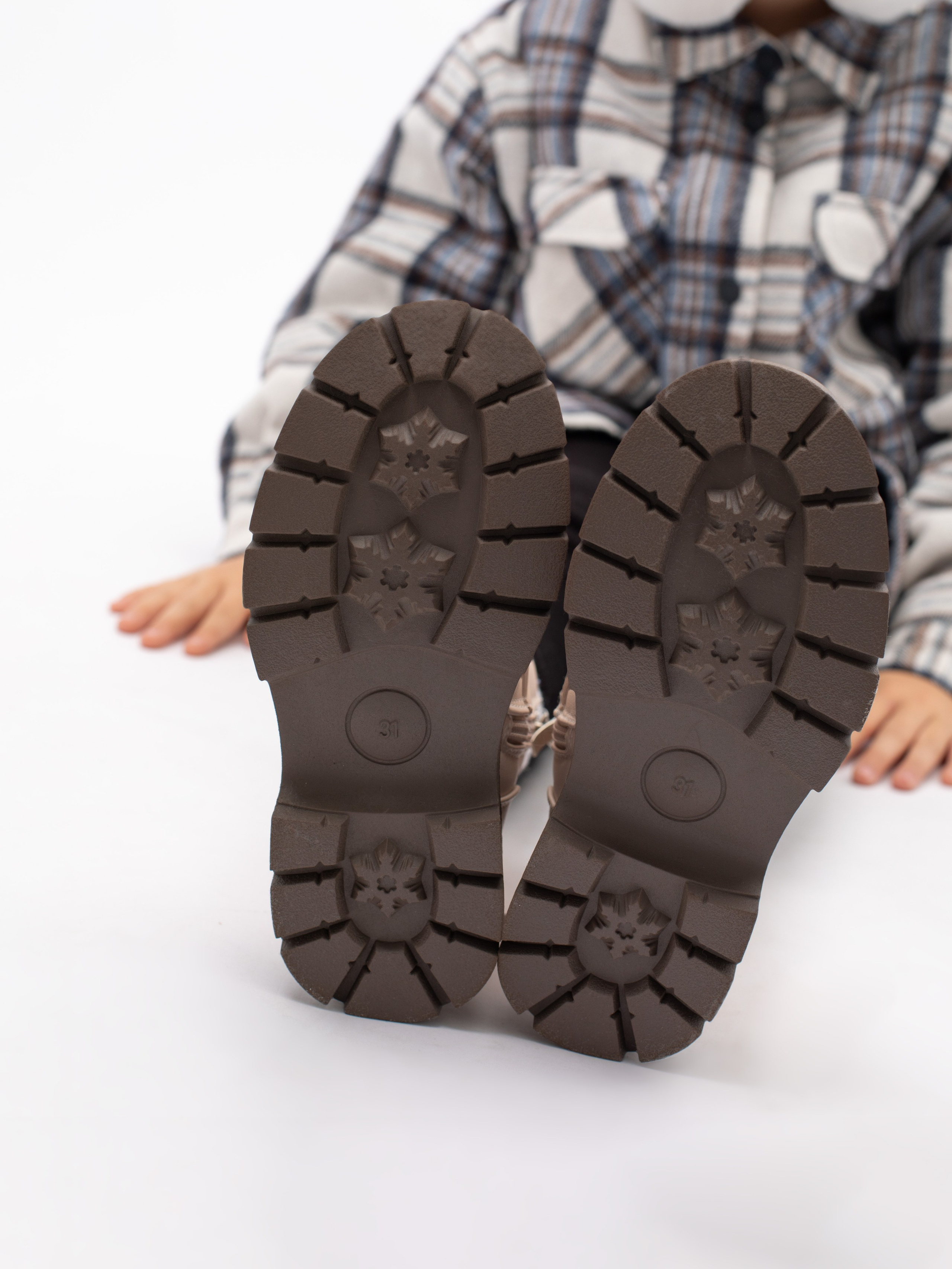 Ботинки для девочки. Фотостудия предметной и модельной съёмки для маркетплейсов