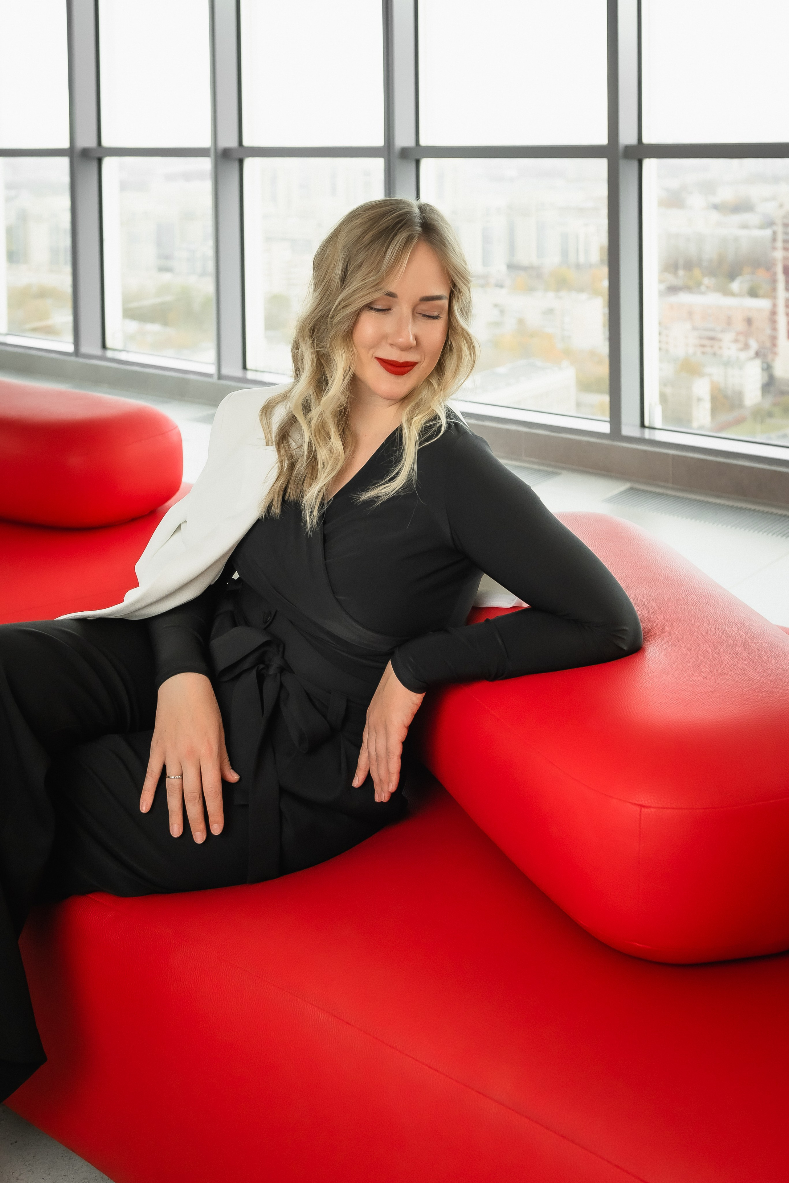 Портрет на красном фоне. КОНТЕНТ | БРЕНД фотограф Санкт-Петербург — Жанна Олтаржевская