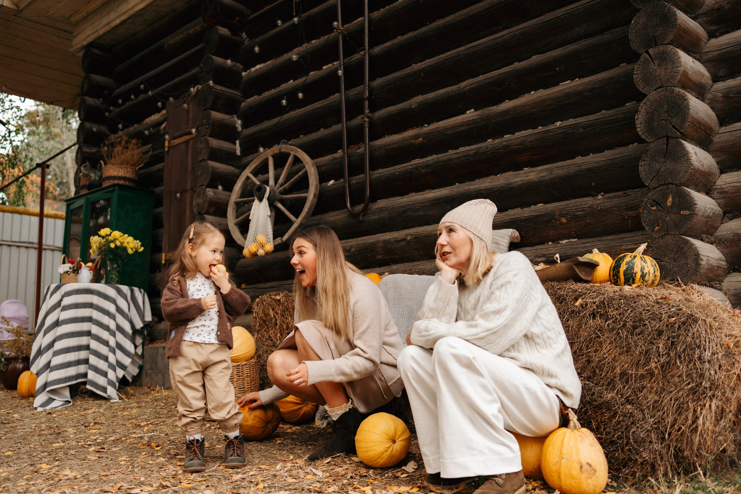 Осень в ладошках мамы. Ваш фотограф