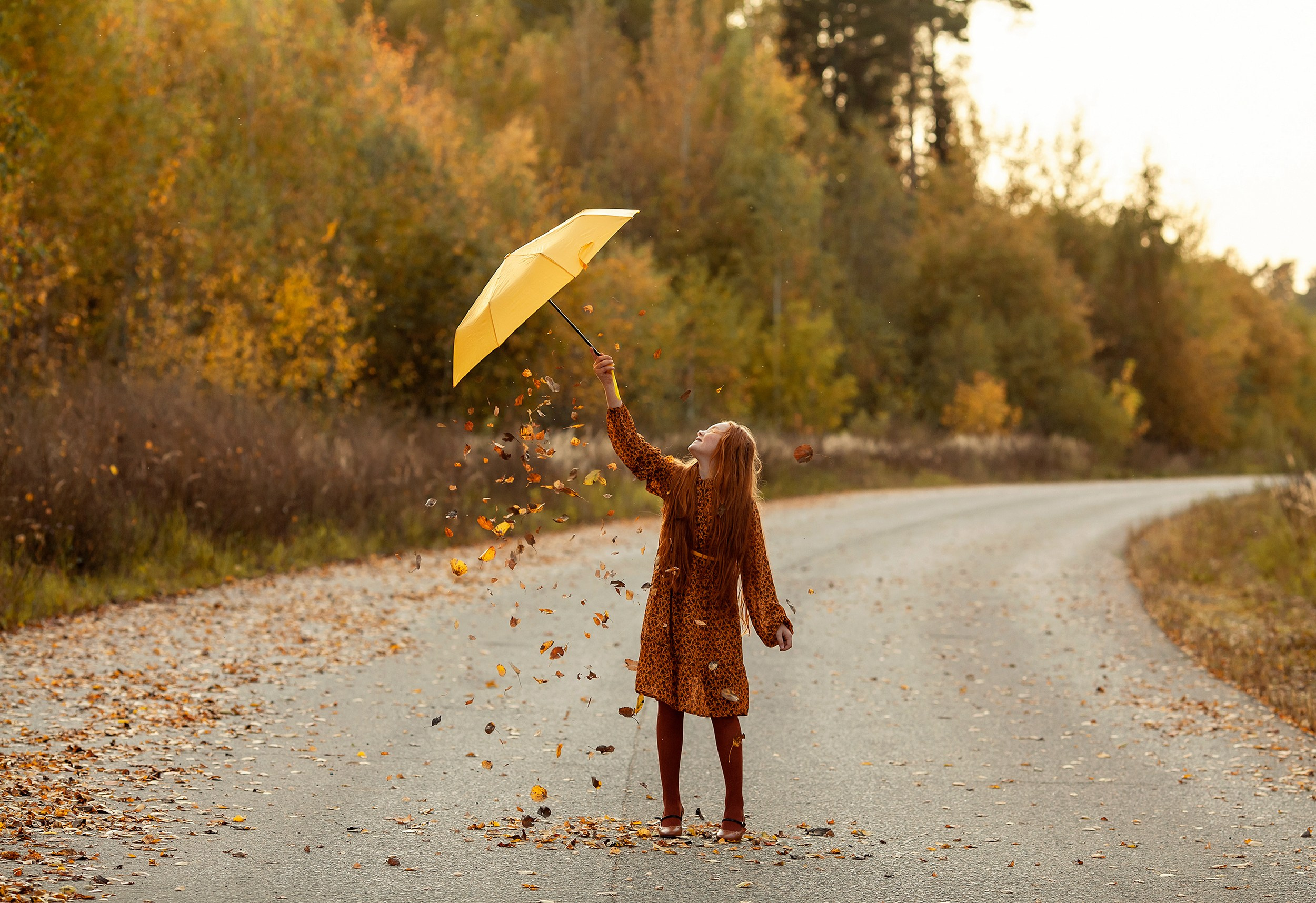 Осенняя съемка с желтым зонтом
