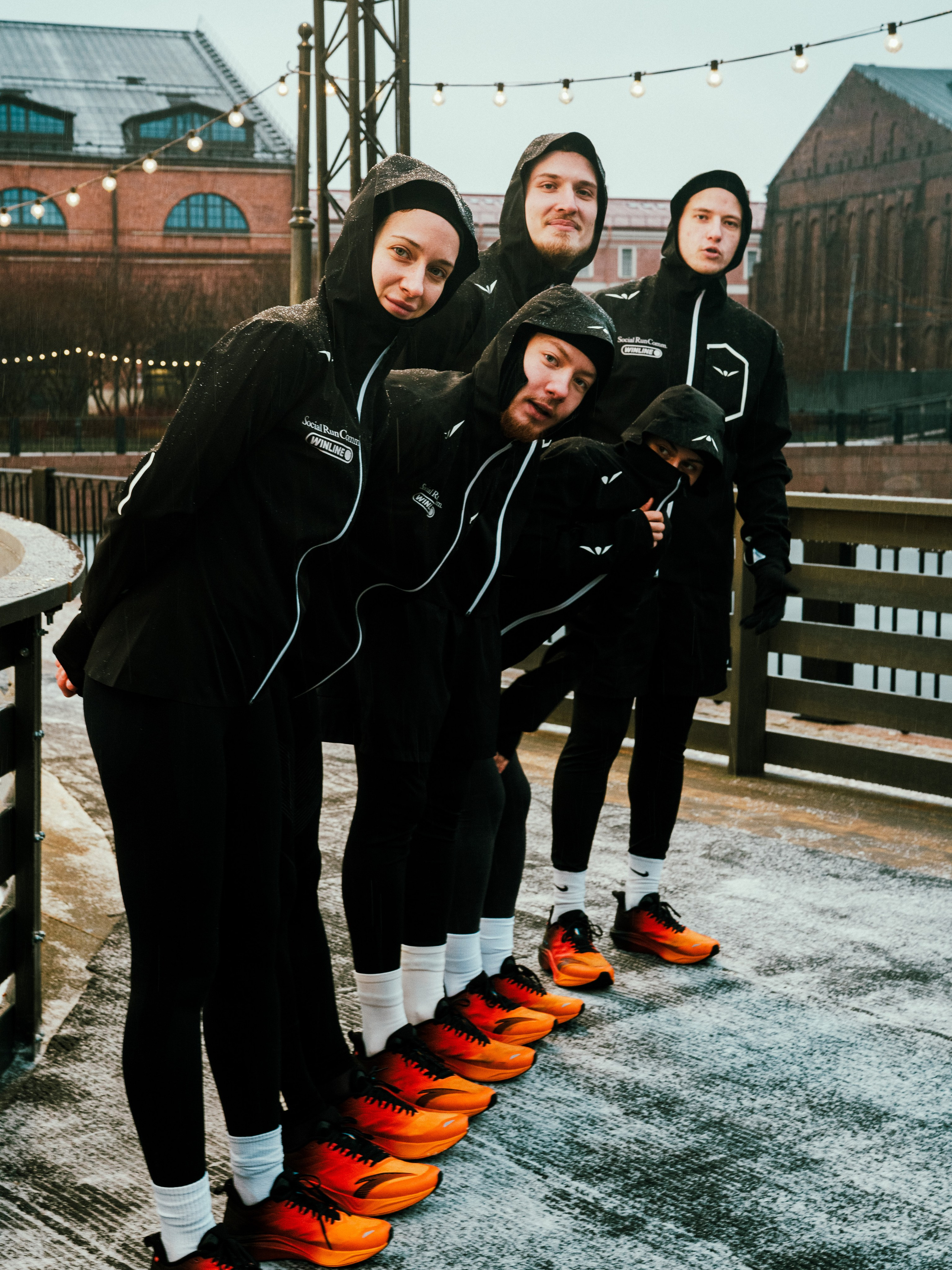 Social Run Community x Anta. Зимняя городская новогодняя фотосессия спортивной одежды от бегового клуба social run community. Портретный и репортажный фотограф в Санкт-Петербурге Смоляков Максим