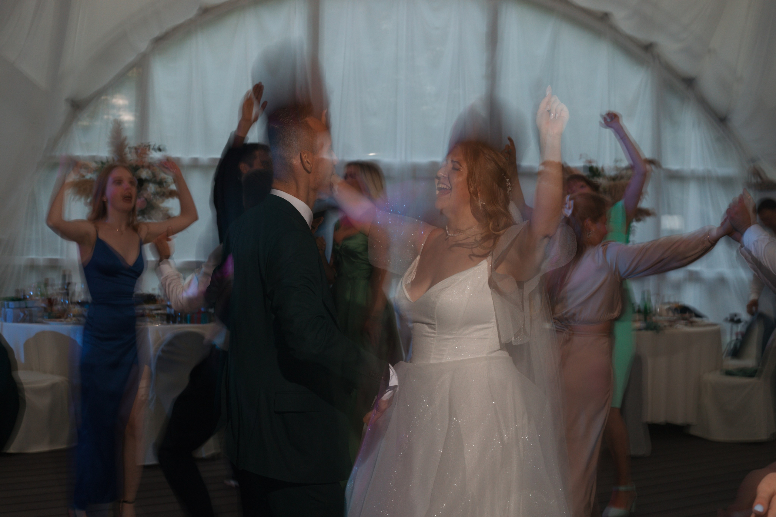 Летняя свадьба за городом. Свадебный фотограф в Москве Аля Загирова