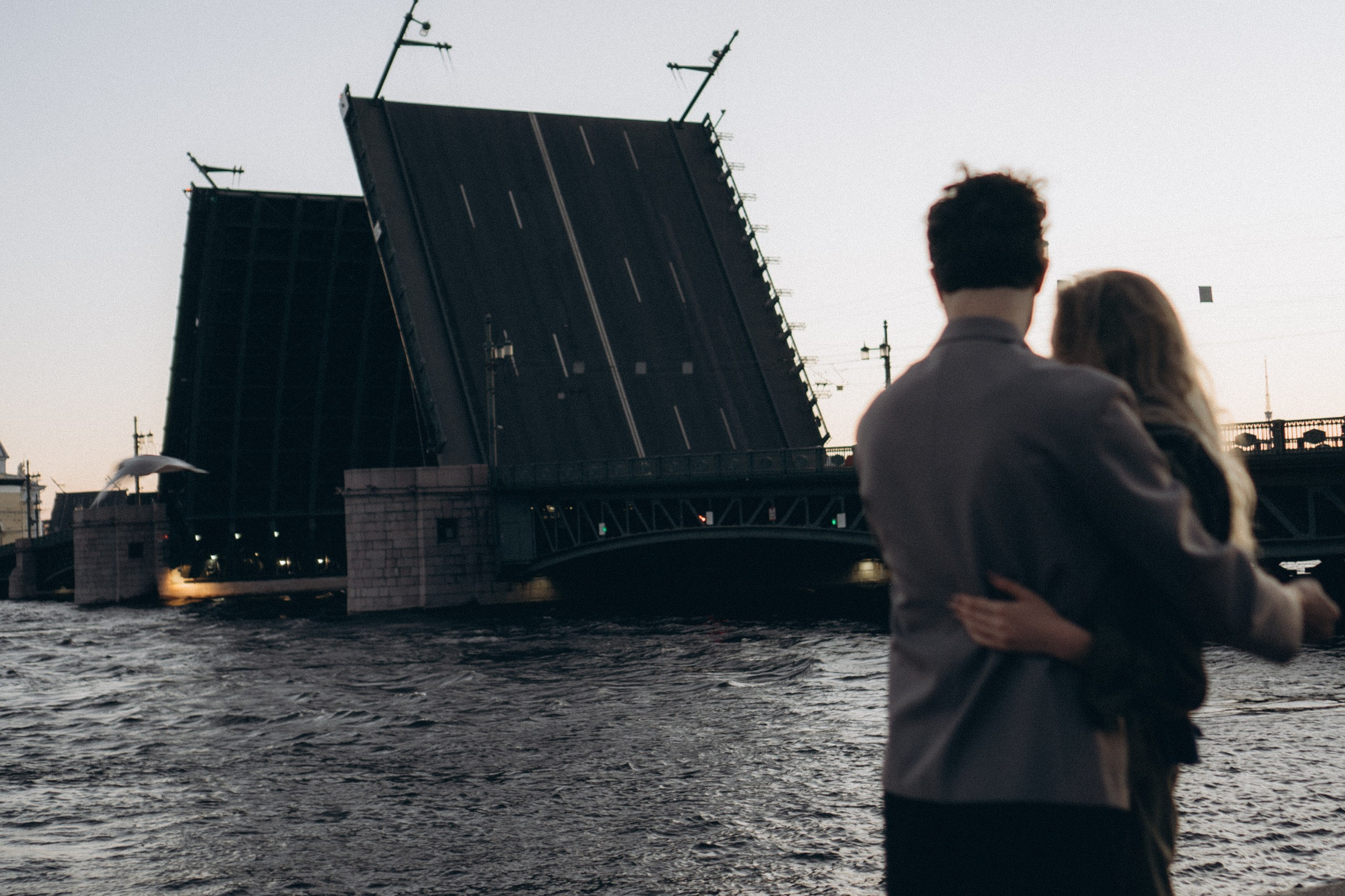 СВАДЕБНАЯ СЬЕМКА ПАРЫ НА РАССВЕТЕ В БЕЛЫЕ НОЧИ И ПРОГУЛКА С РАЗВОДНЫМИ МОСТАМИ И ПИКНИК ВОЗЛЕ ИСАКИЕВСКОГО СОБОРА. Профессиональный фотограф, Санкт-Петербург — Виктория Богомолова