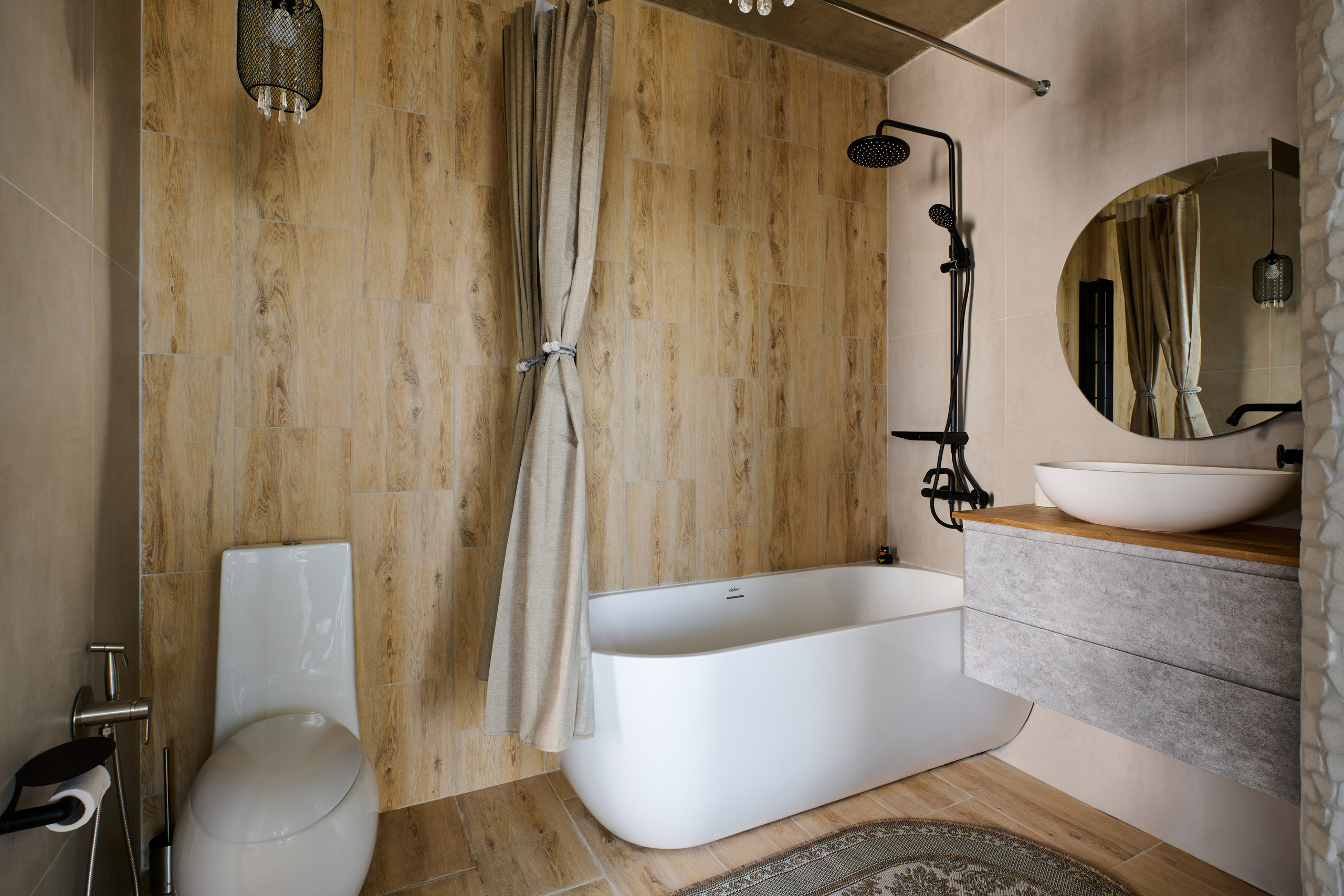 Ванная зона: ванна, душ, тёплая отделка под дерево, свет