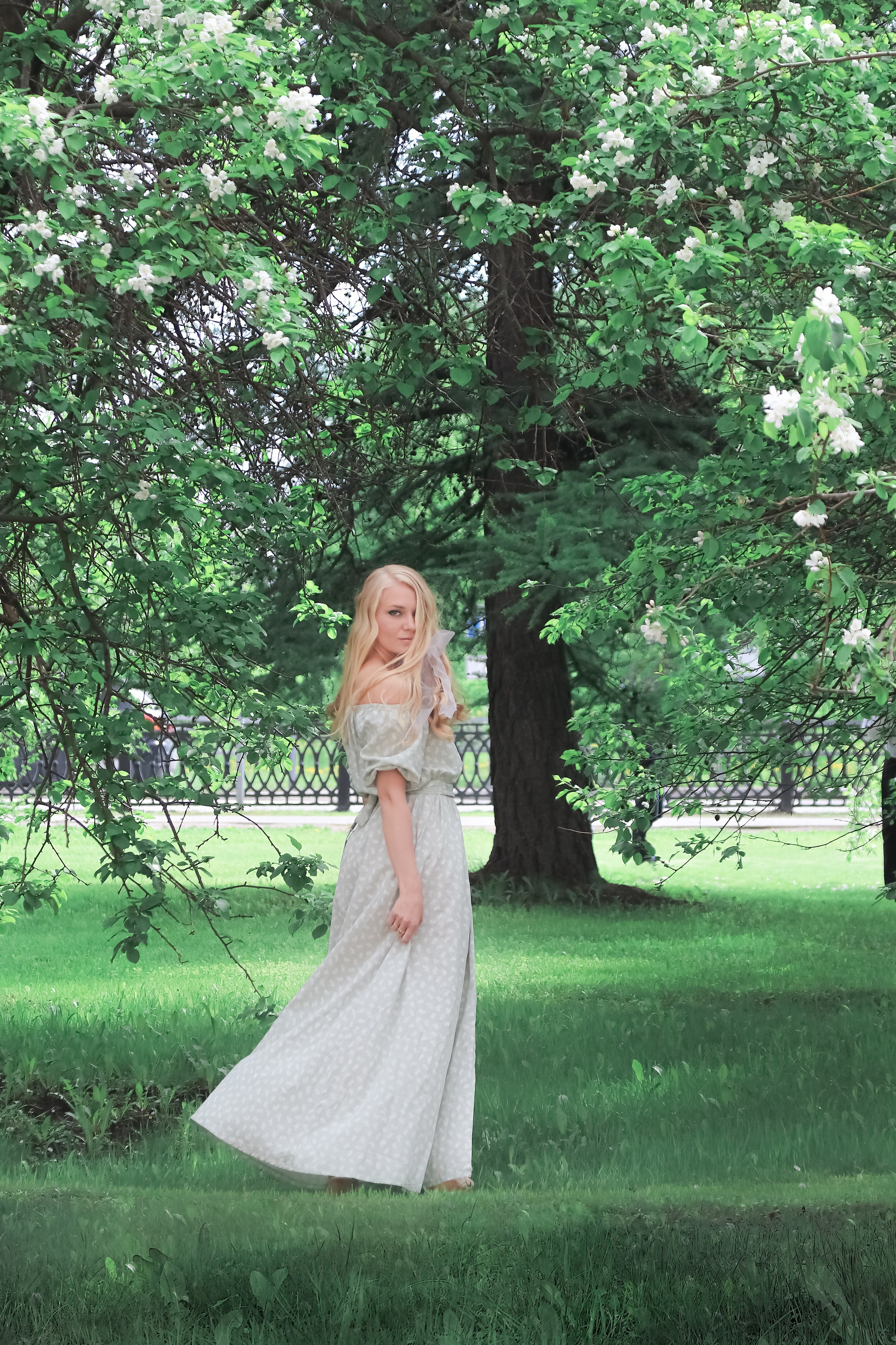 Любовь и цветущая яблоня. Портретный и пейзажный фотограф Никита Павлов