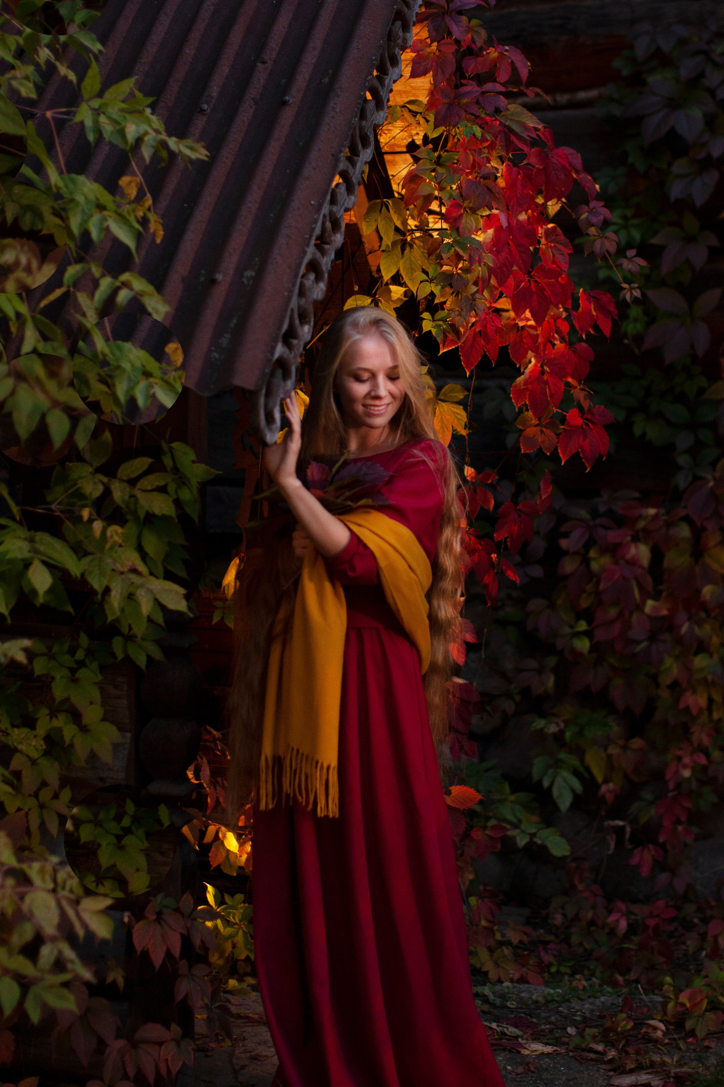 милая девушка возле домика, теплые и уютные кадры на фотосессии девушки