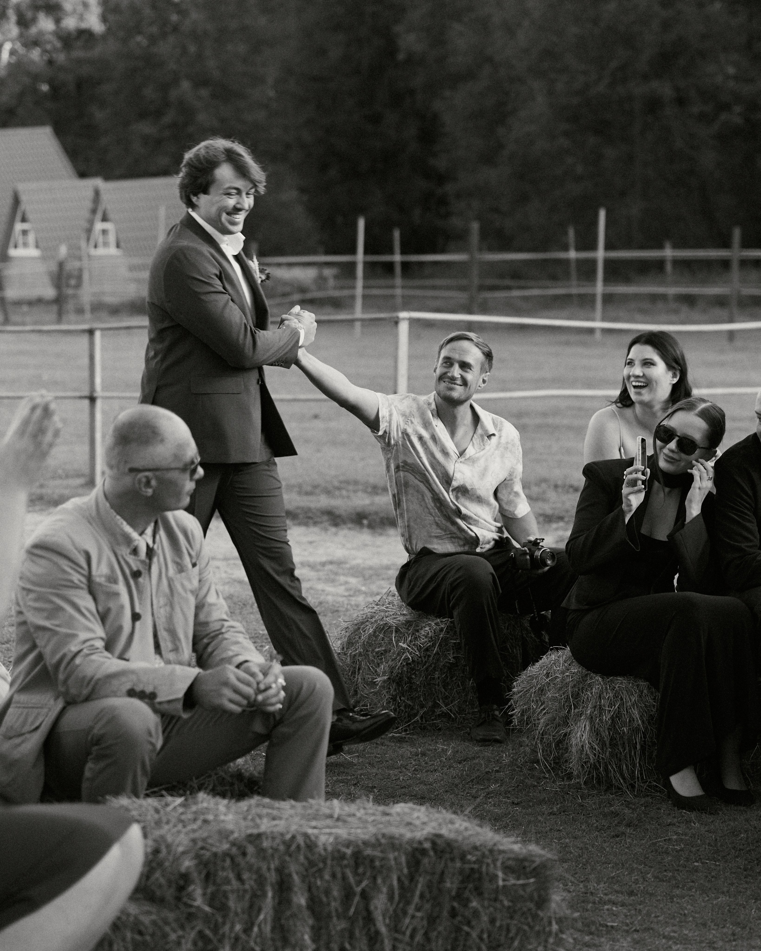 Выход жениха на свадьбе