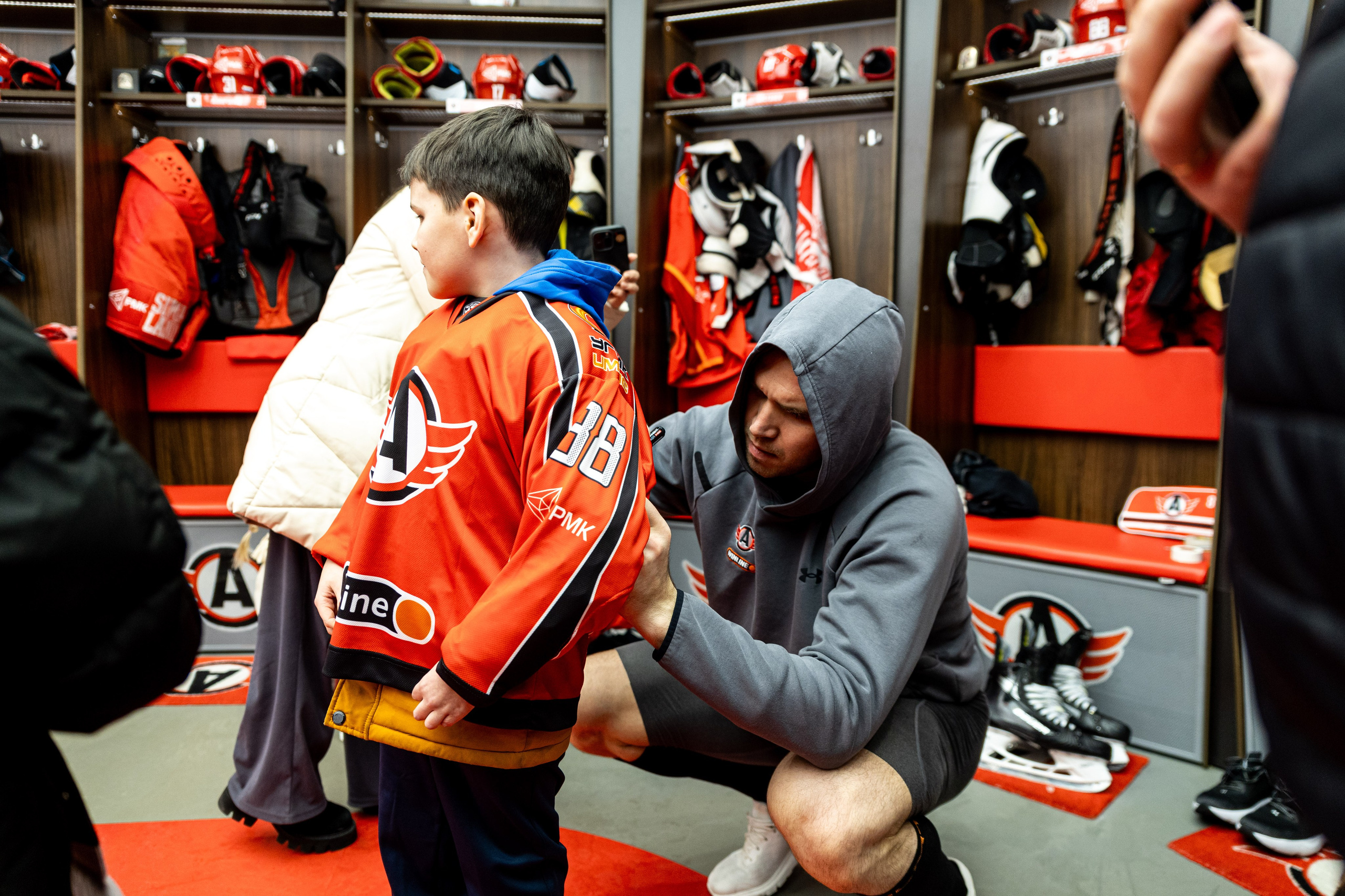 Хоккейный матч Автомобилист — Сибирь. Фотограф Родион Нарудинов