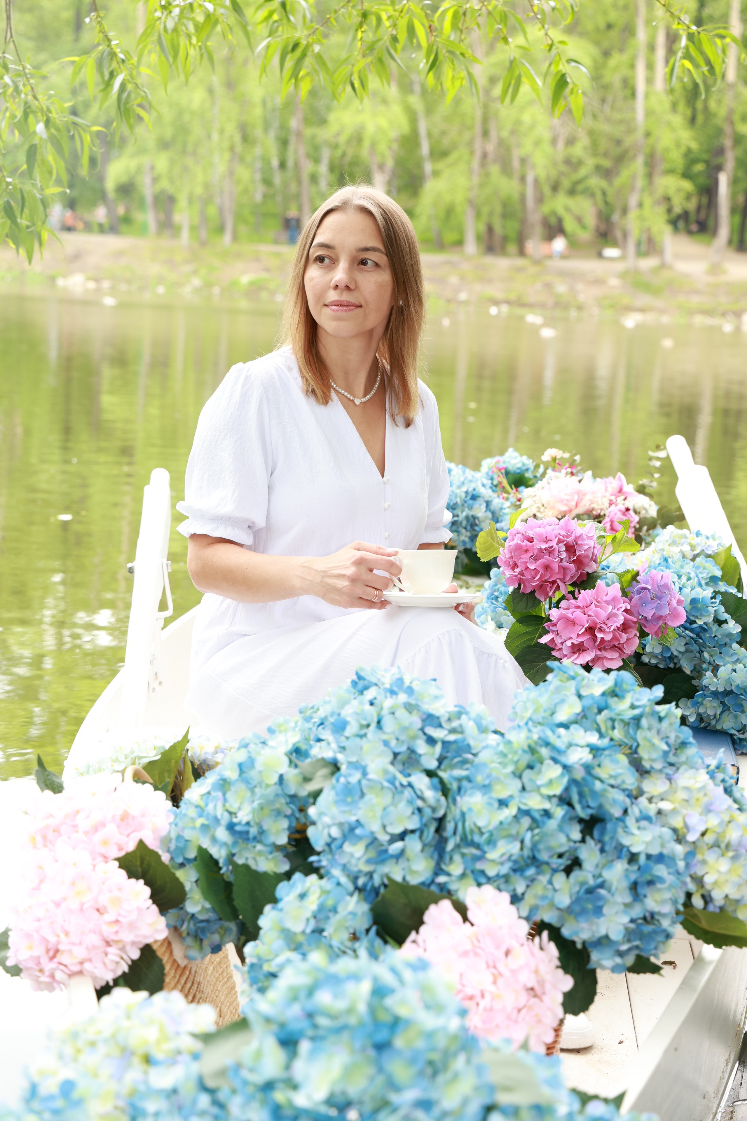 Фотосессия в лодке, лодка, озеро, платье, книга, шляпа, зонт, перчатки, весла, лето. Свадебный, семейный, женский и детский фотограф из Екатеринбурга