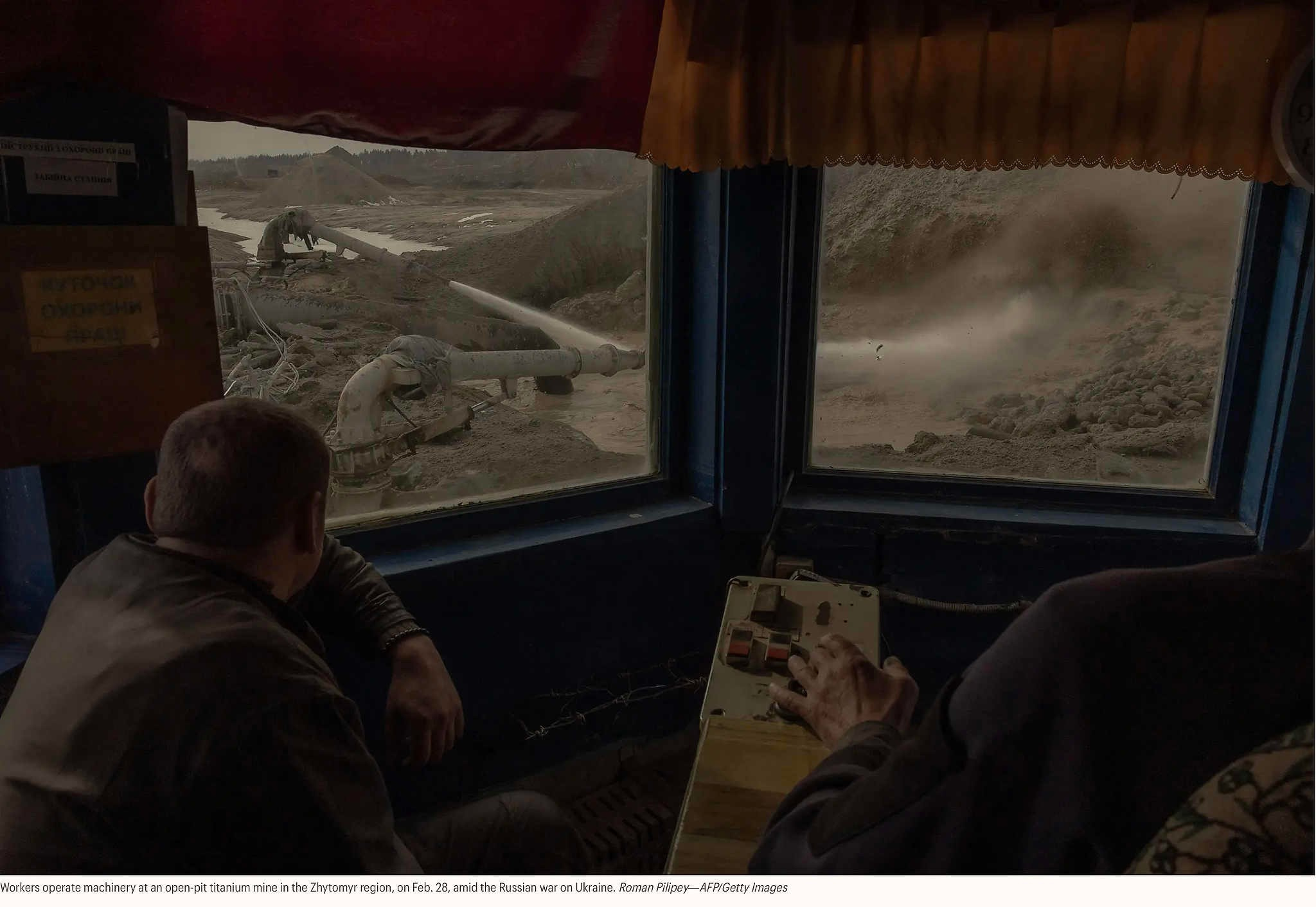 Рабочие управляют техникой на открытом титановом руднике в Житомирской области, 28 февраля, на фоне войны России против Украины. Роман Пилипей — AFP/Getty Images