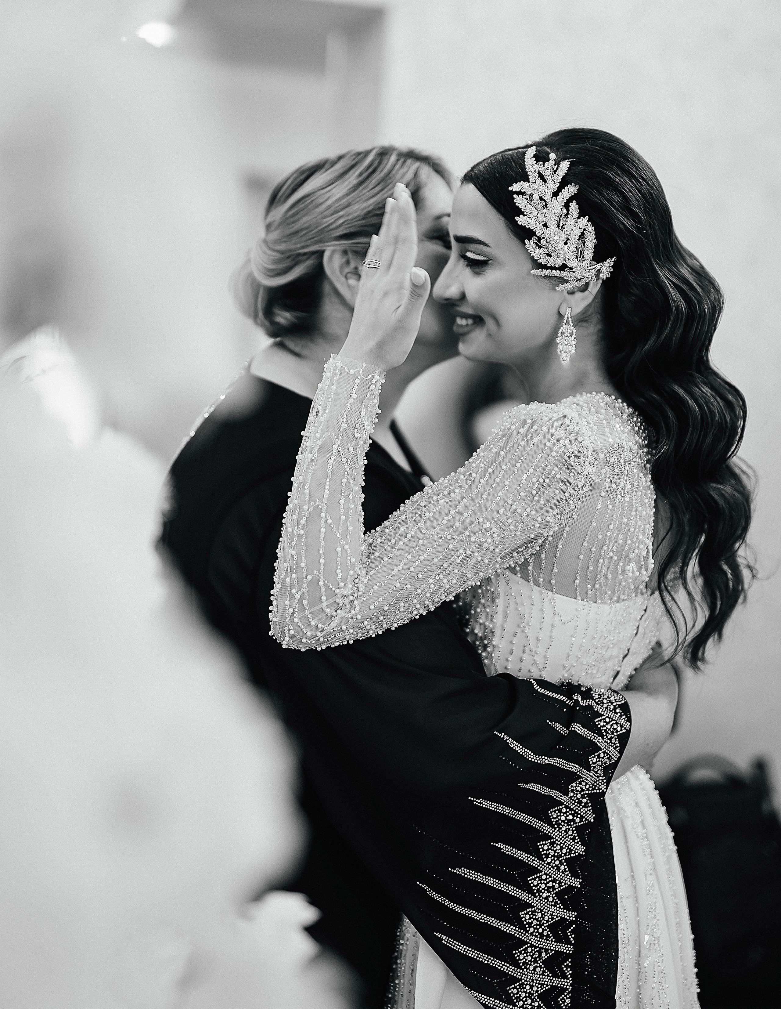 Невеста обнимает маму на чёрно-белом фото