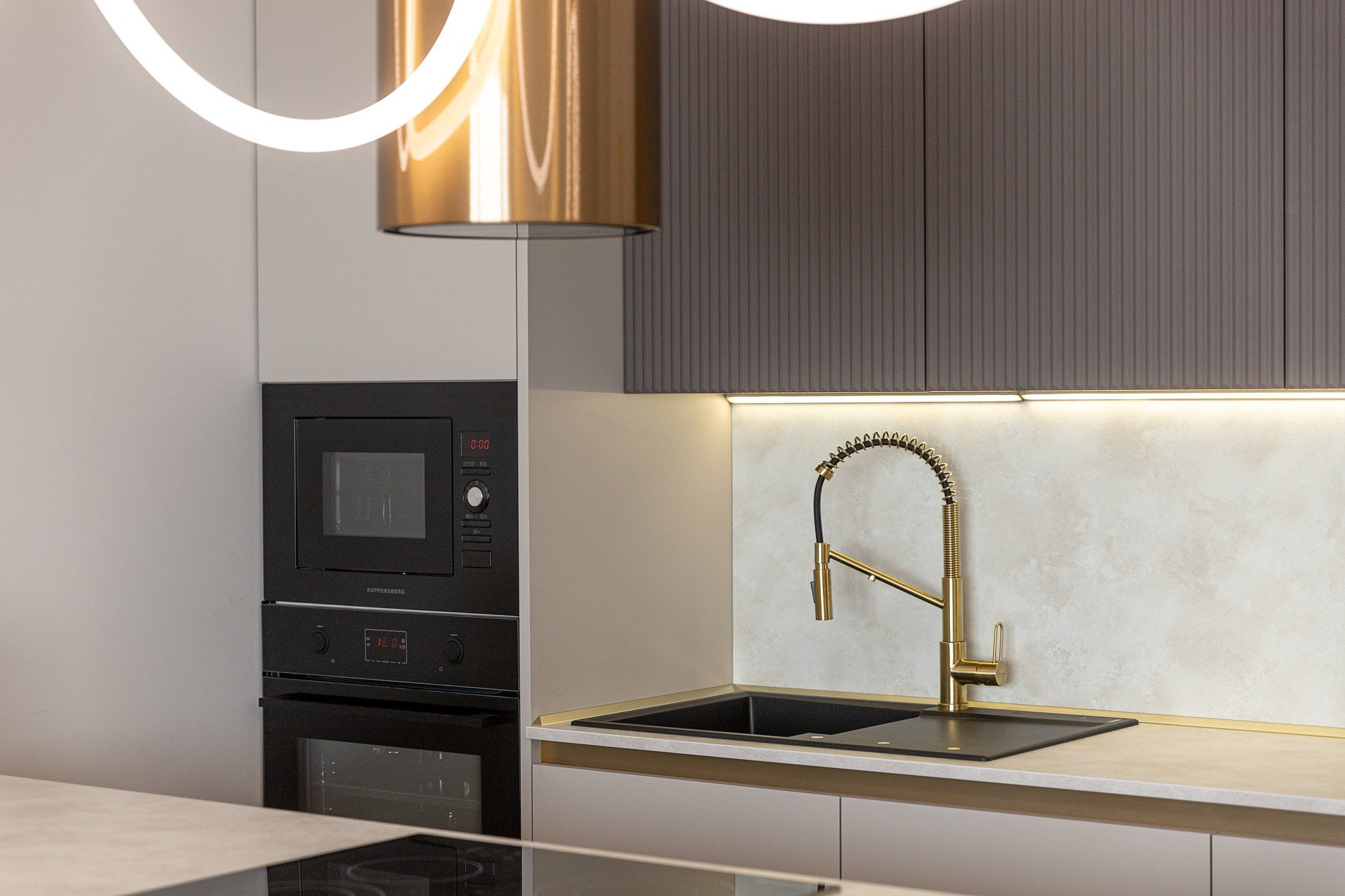 Фото кухонного пространства. Раковина и смеситель. Интерьерная съёмка недвижимости. 