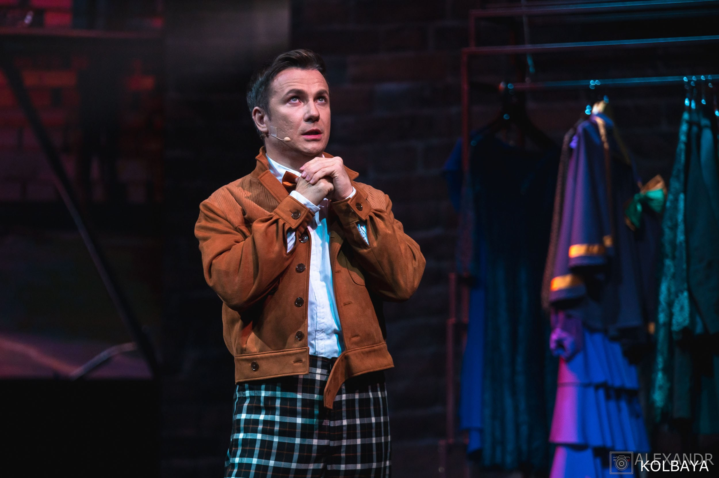 Фотографии со спектакля «Привет, я тетя Чарли». Концертный и театральный репортажный фотограф в Москве Александр Колбая