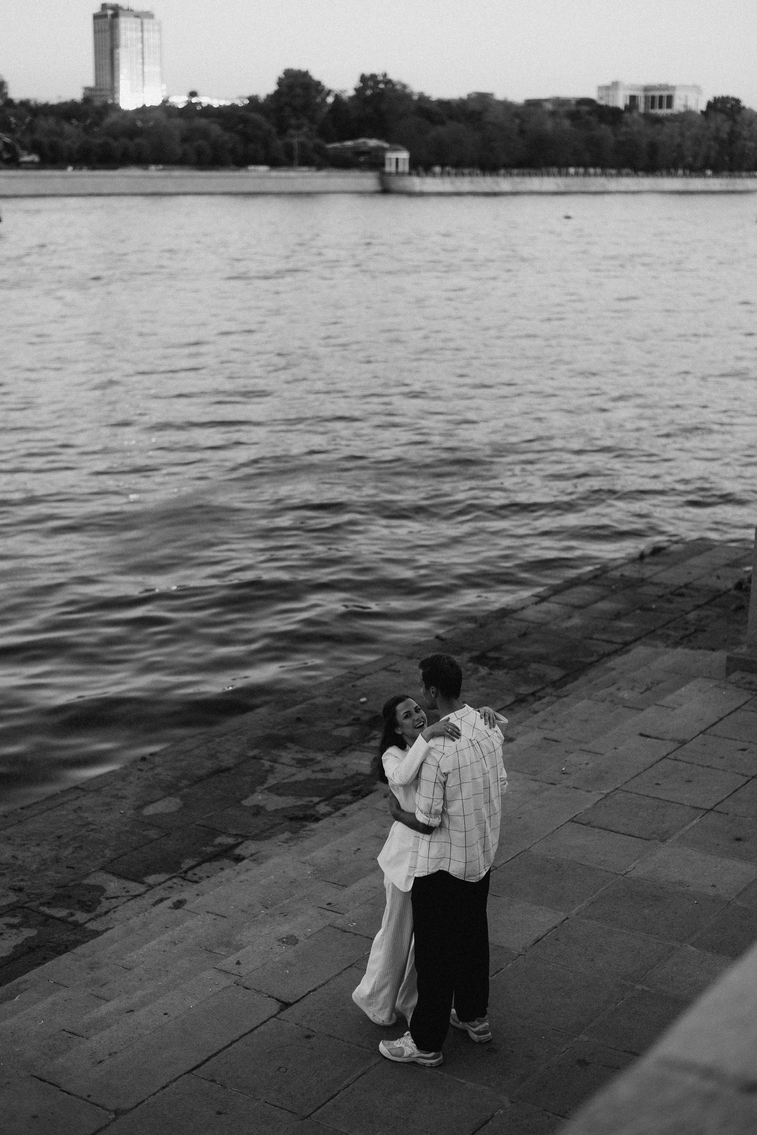 Любовь на набережной в Москве