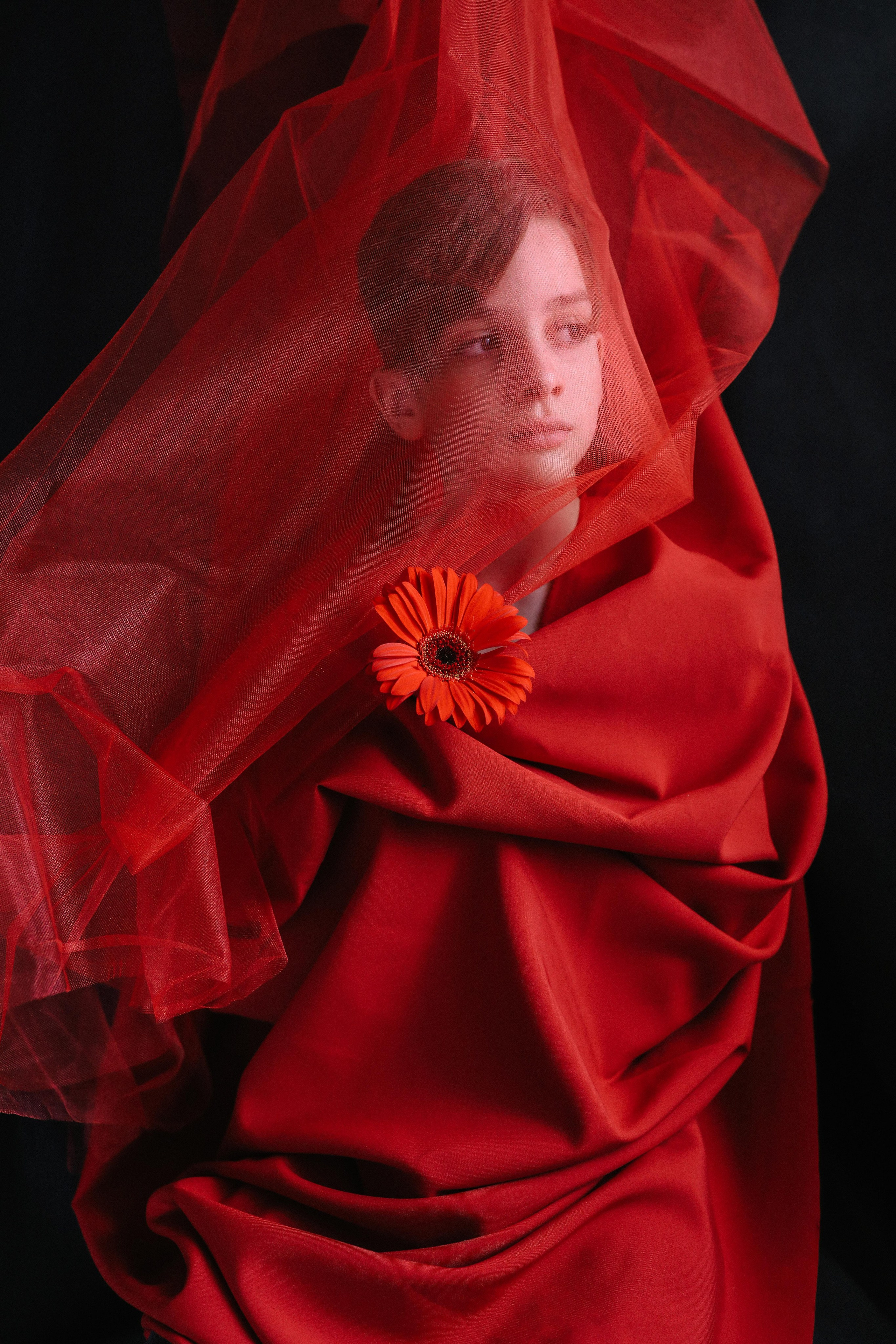 Photographer Pavel Kun project ”Metamorphosis”. Photography "Scarlet flower"