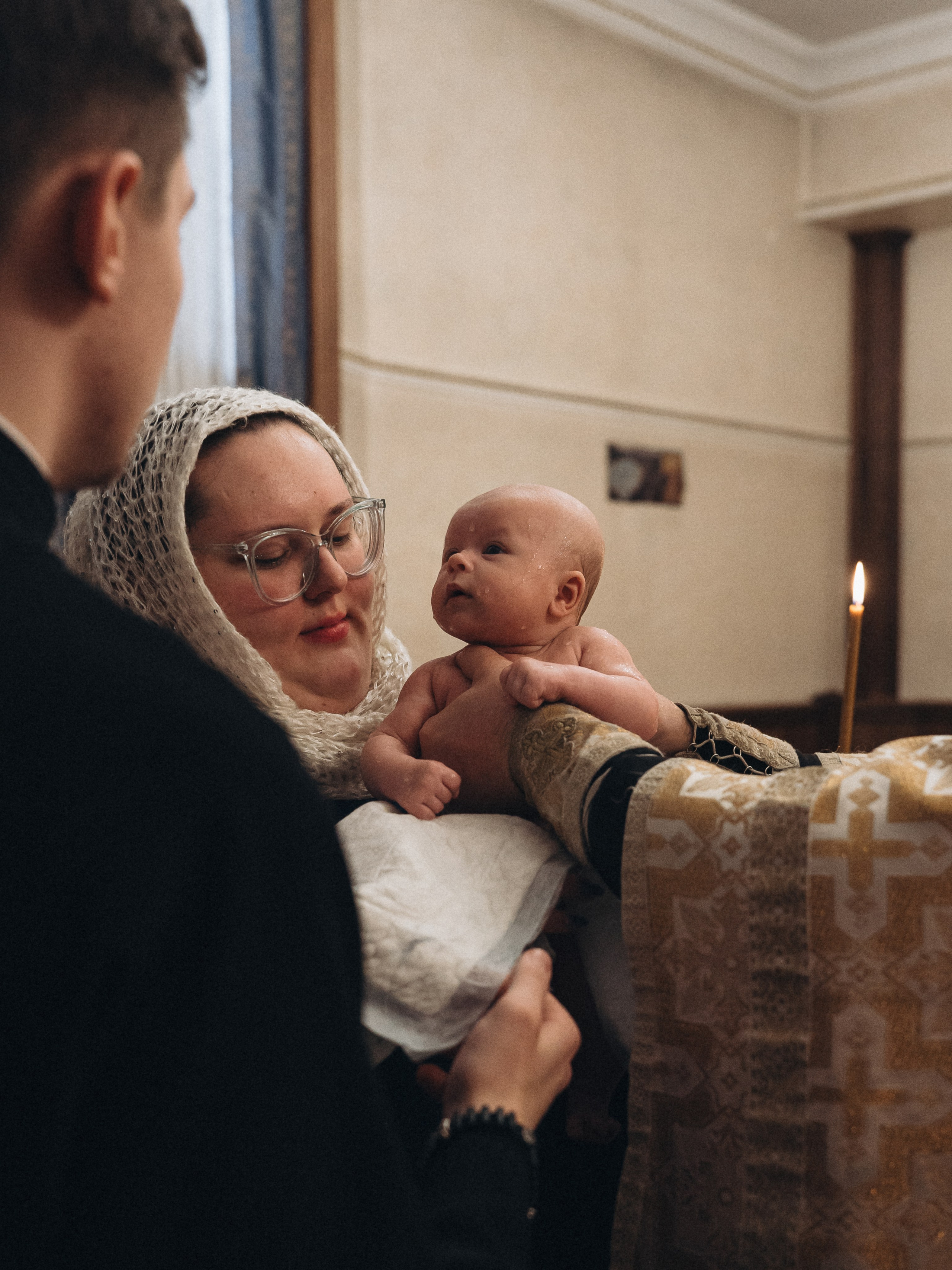 фотосессия крещения, фотограф таинства крещения Москва, ребенок с мамой крещение, фотограф на крещение Королев,  фотограф на таинство Крещения Мытищи, фотограф крещения Мытищи