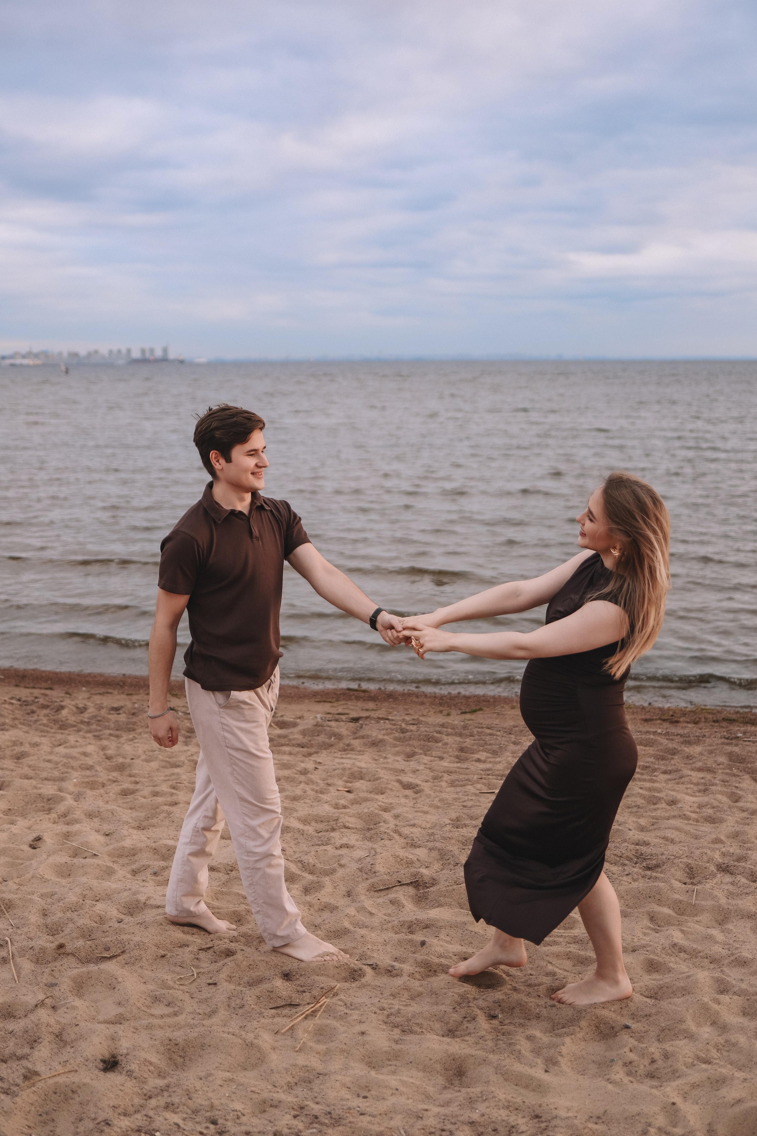 Пара играет на пляже, движение и смех