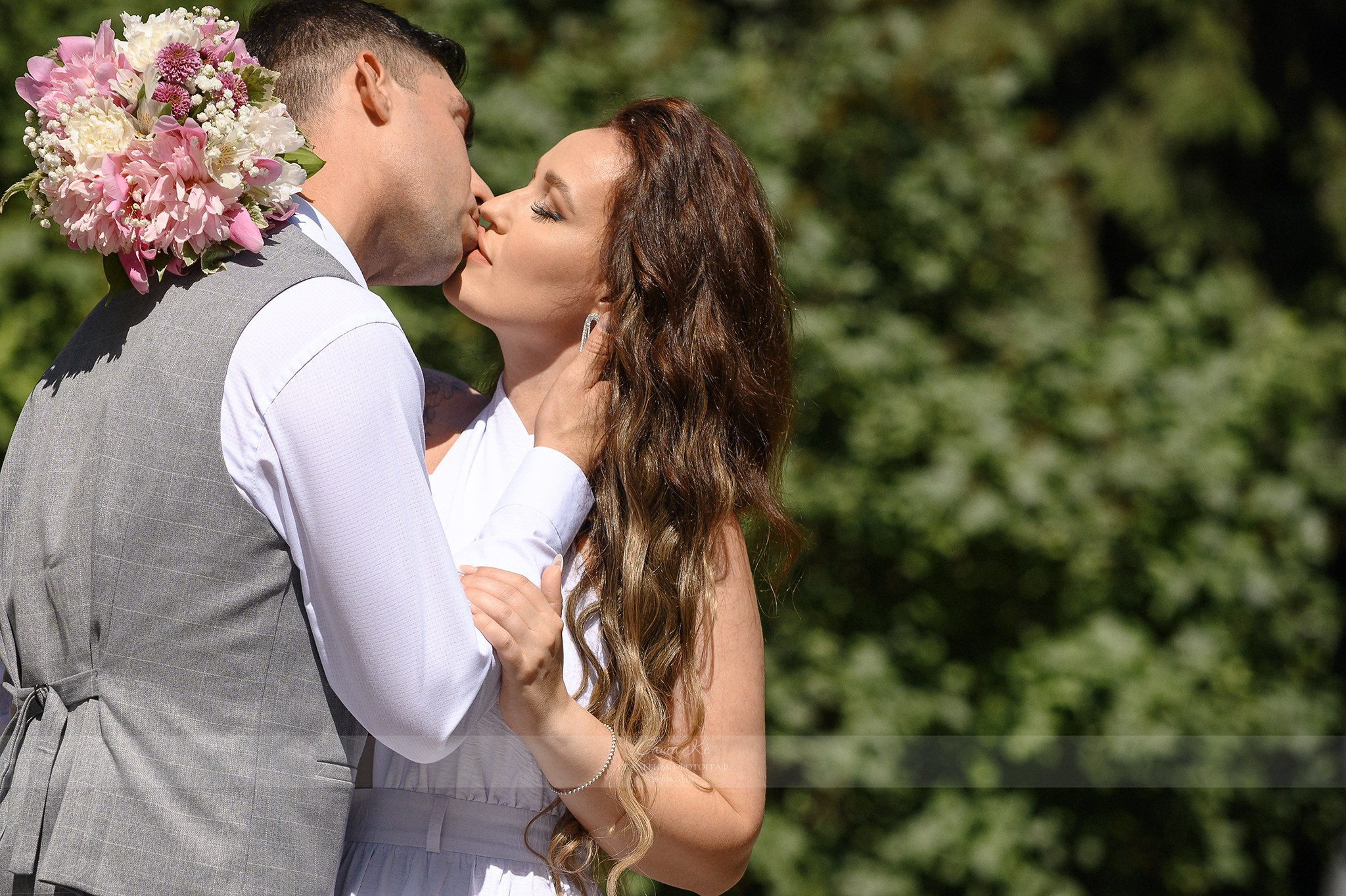 Свадебная фотосессия в Нарымском сквере Новосибирска. Свадебный и семейный, event фотограф, фоторепортаж в Новосибирске — Саша Кё