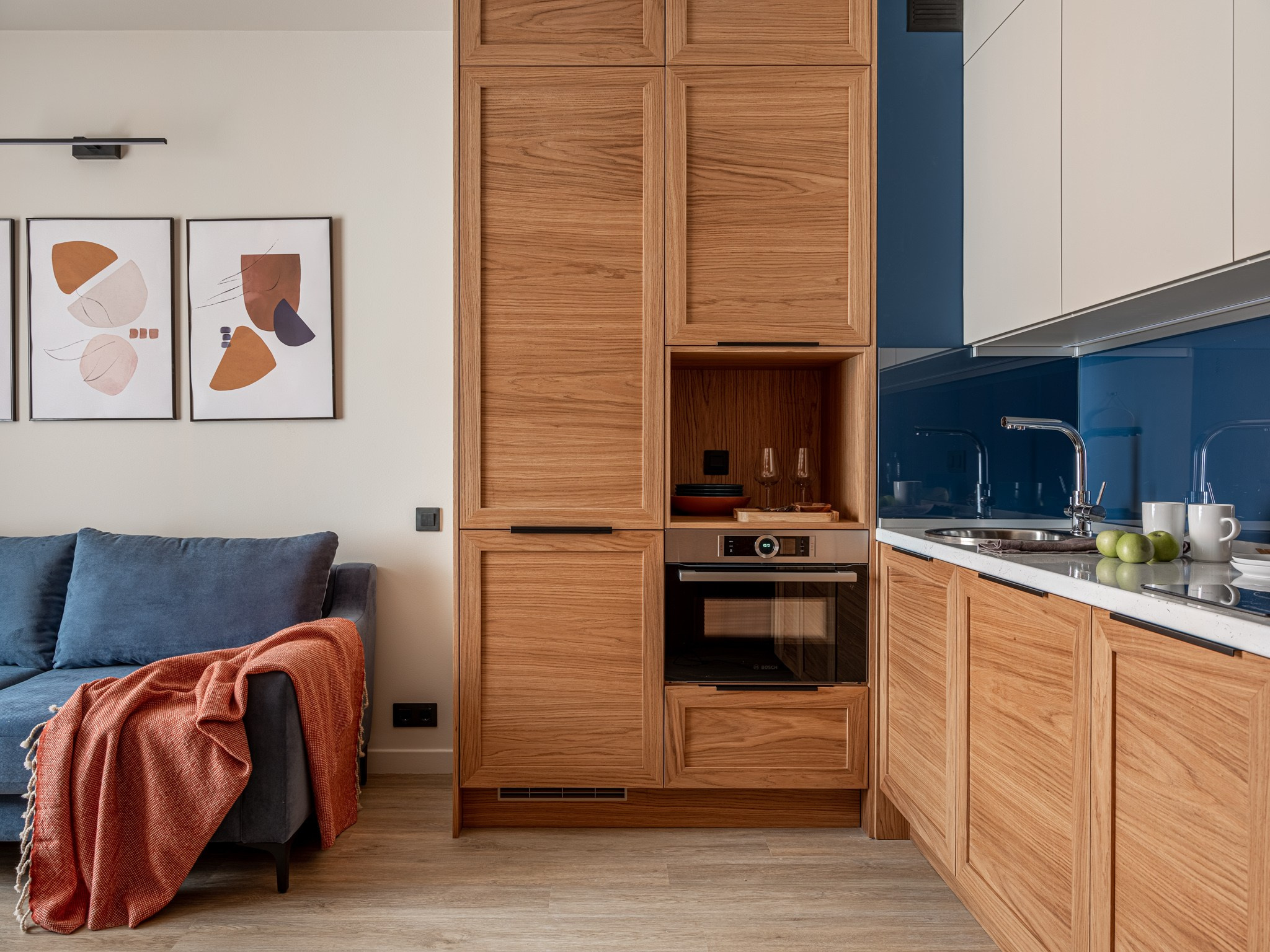 Маленькая квартира: Анастасия Филиппова, Олеся Миколаец, студия FAM Design. Фотограф Василий Буланов