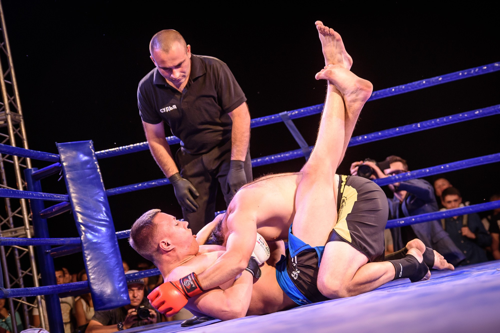 Судья следит за спортсменами во время боя