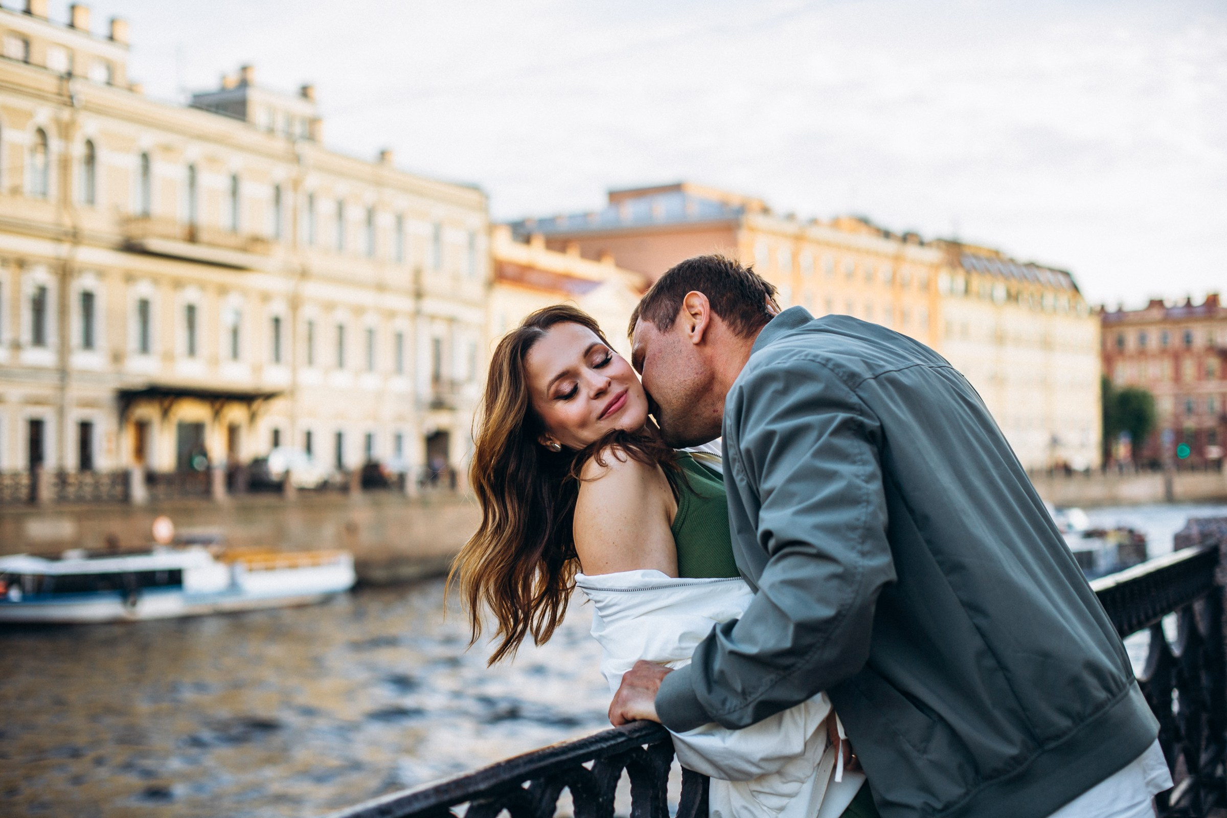 Сергей и Наталья в июне. Фотопрогулка в Петербурге. Индивидуальный и семейный фотограф в Санкт-Петербурге