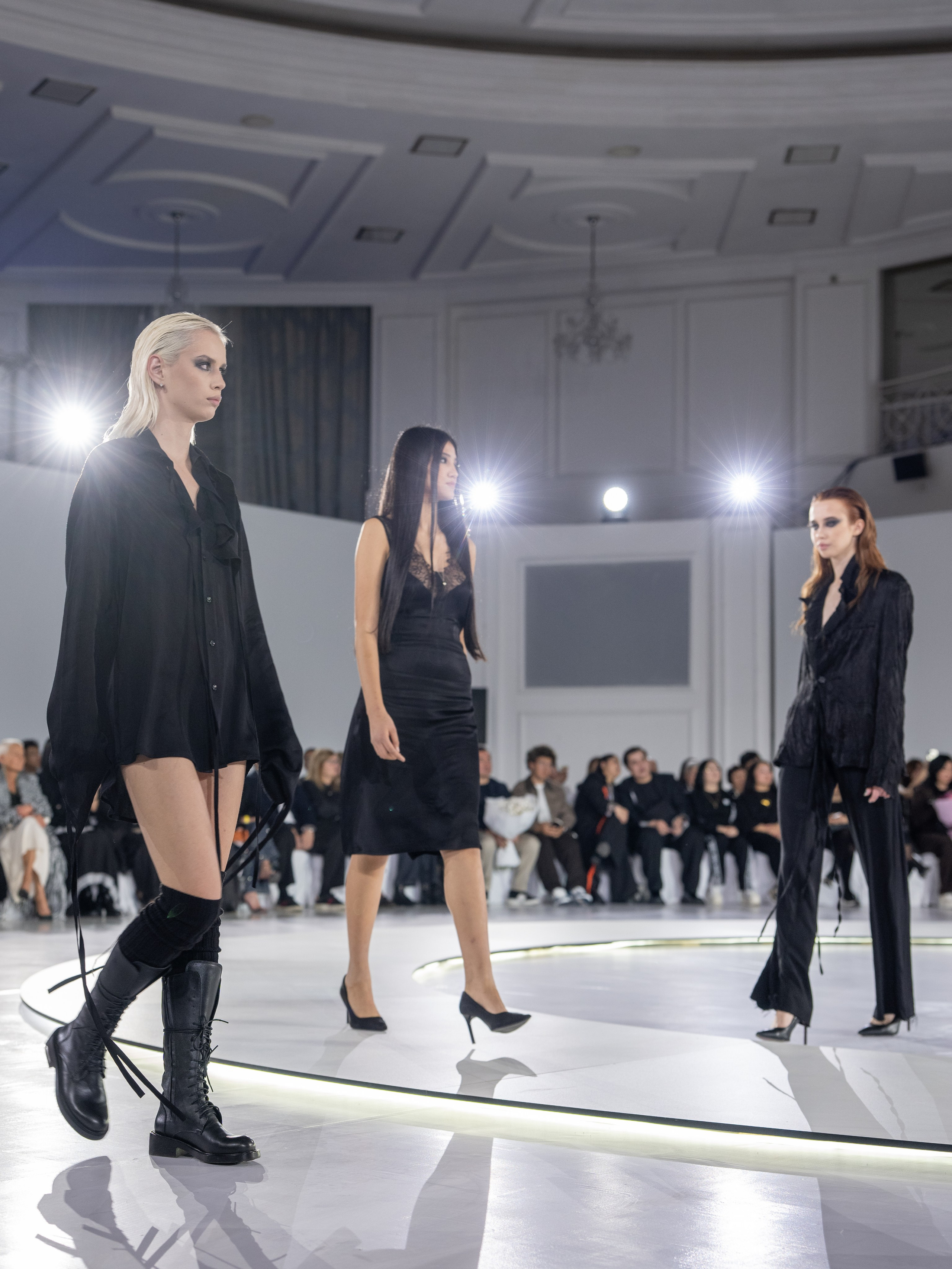 Дизайн DVALI. Сайт Алматинского НЮ АРТ, будуар и фэшн фотографа Дениса Карпенко