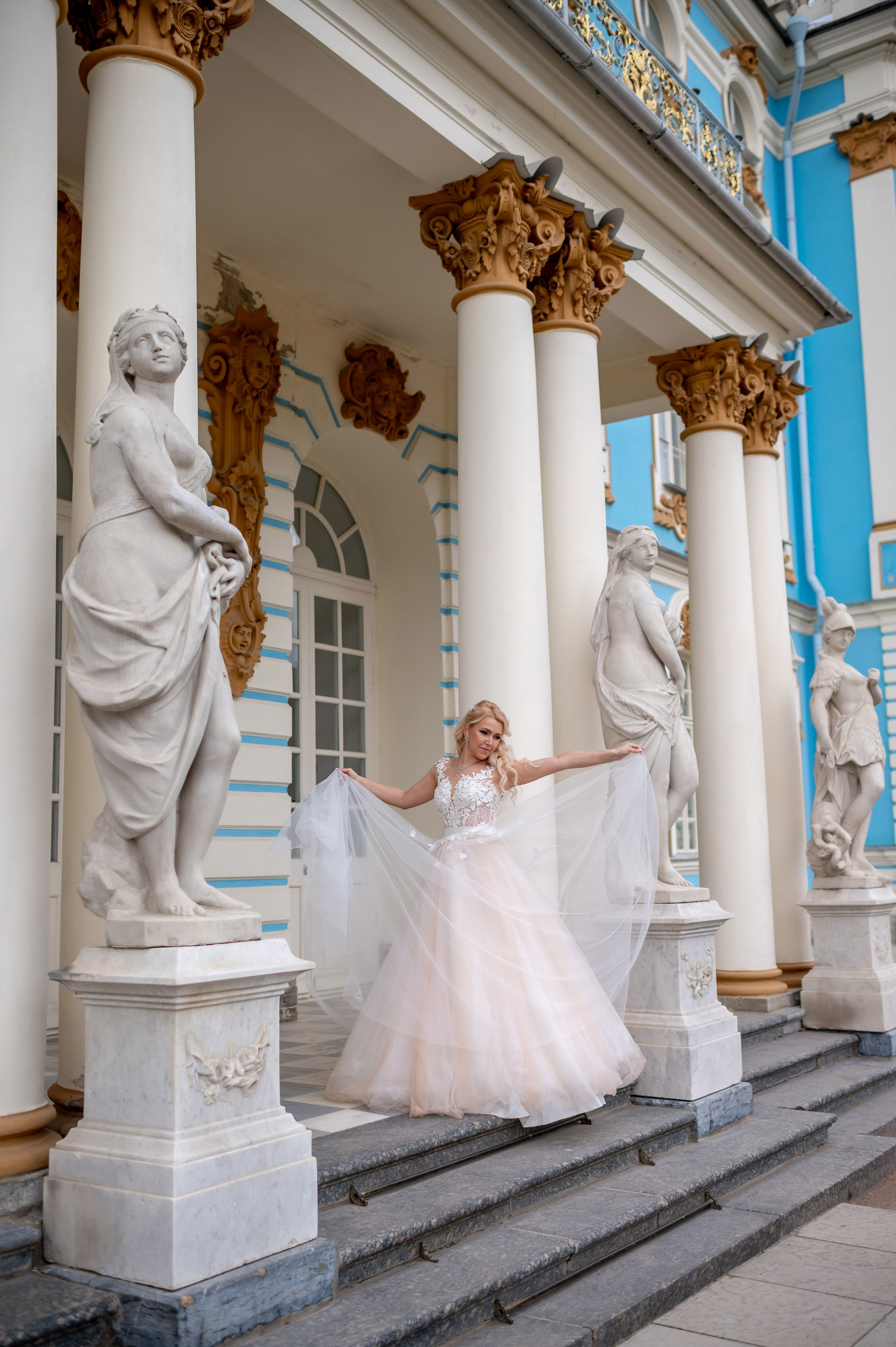 Евгения (фотосессия с малиновым chevrolet camaro, в сирени в Пушкине в Екатерининском парке). Портретный, семейный и свадебный фотограф в Санкт-Петербурге и в Пушкине Ширяев Денис