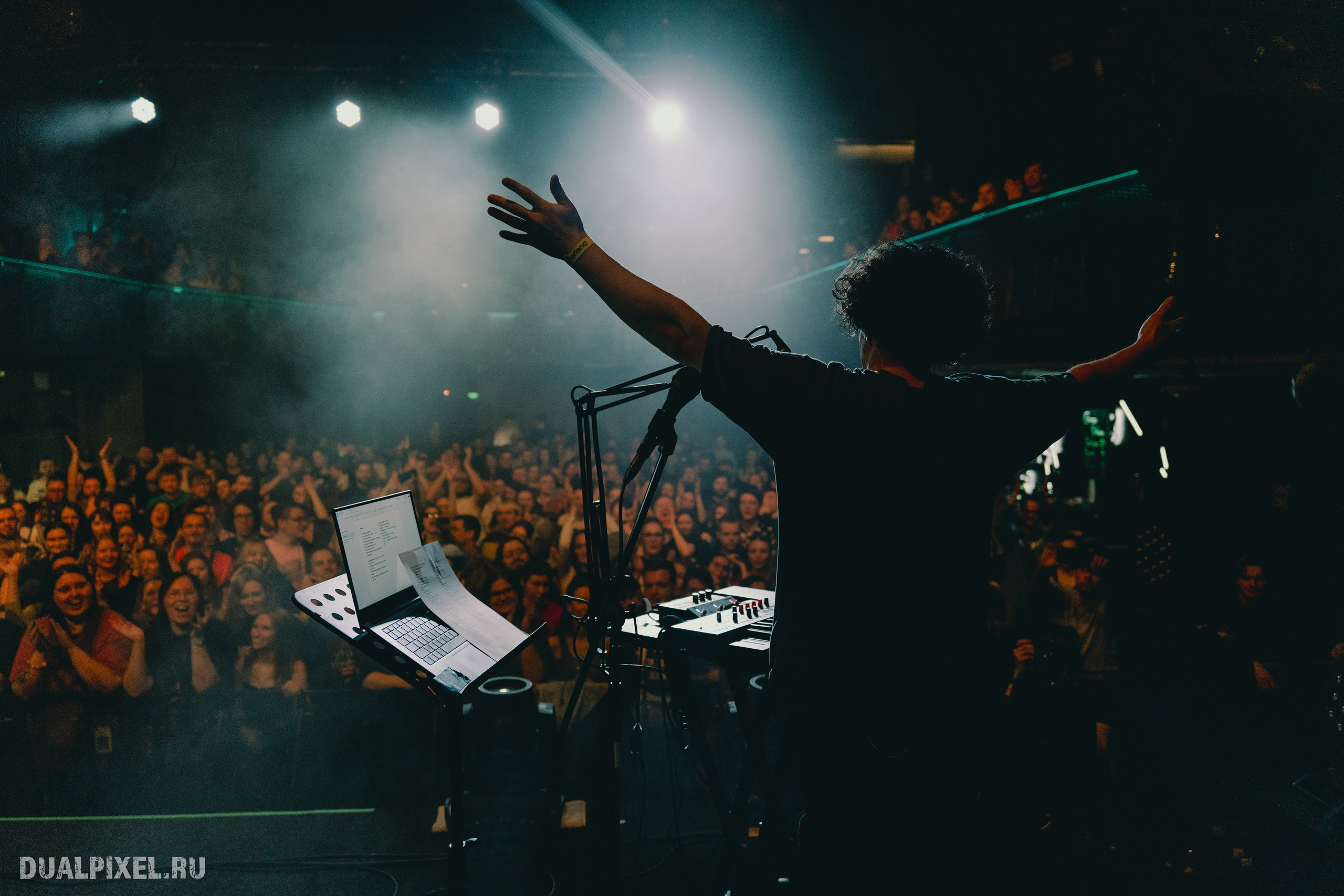 DenDerty концерт в Москве 30.03.2025. Магия музыки в кадре: Концертная Фотография