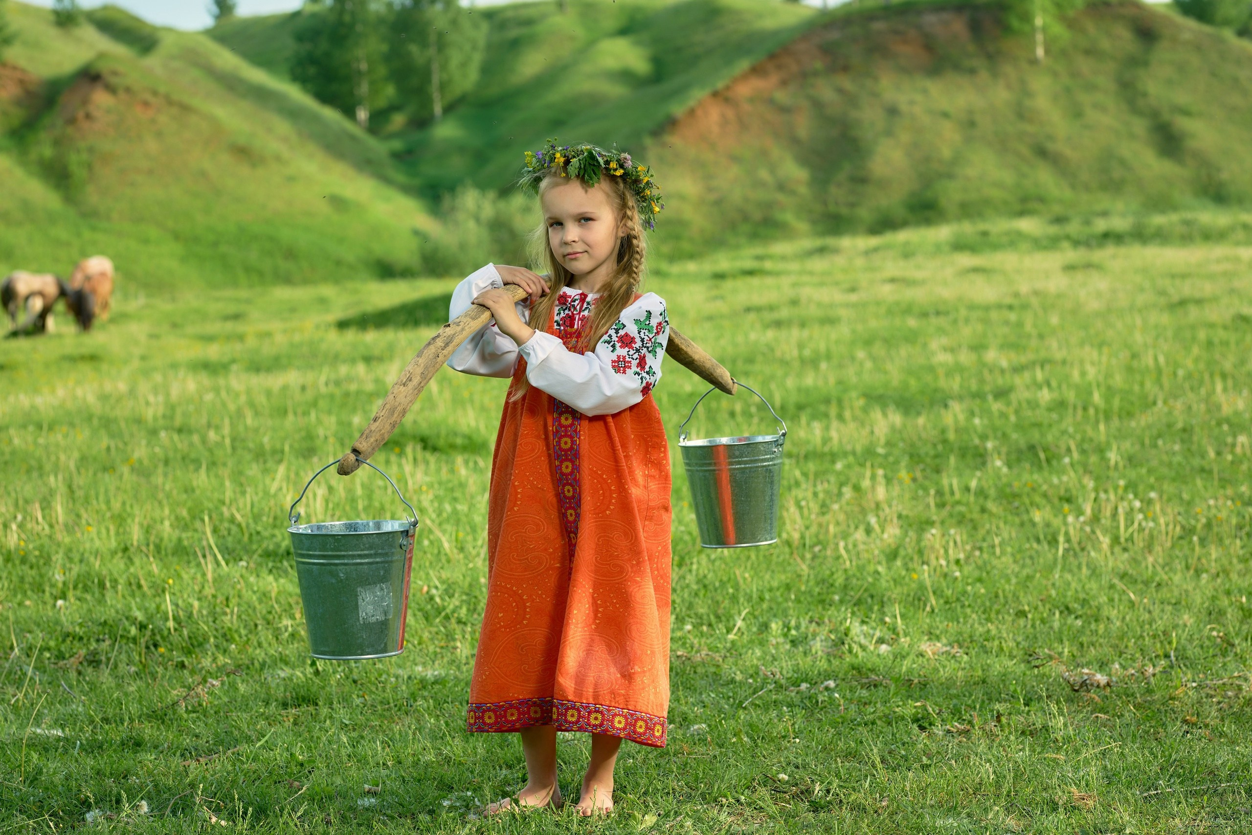 Детская фотосессия с лошадью в народных костюмах. Владимир Суздалов (ProMaXe) — Портретный фотограф, тематические фотосессии в Чебоксарах